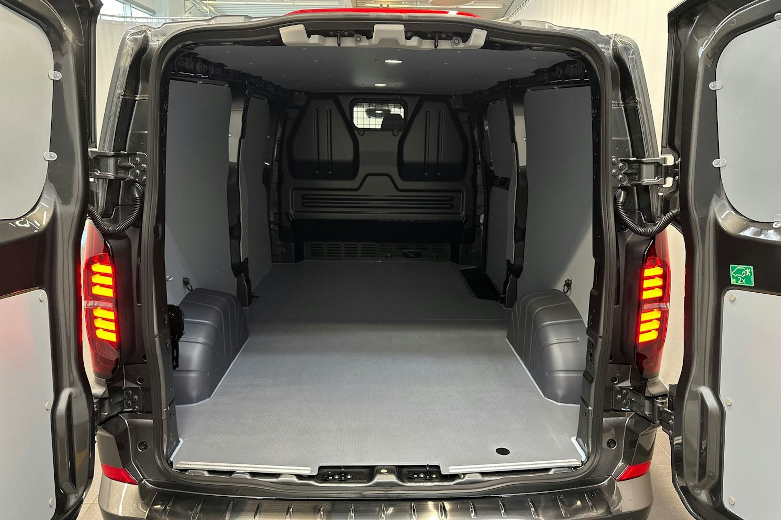harmaa Volkswagen Transporter 2025 kuva 10.