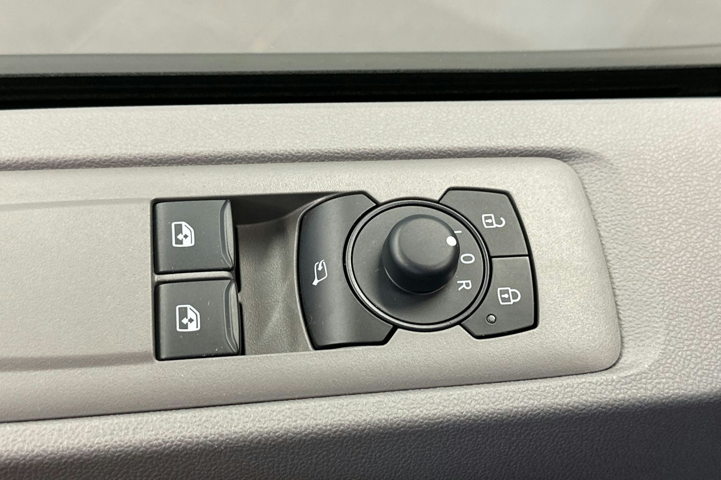 harmaa Volkswagen Transporter 2025 kuva 12.