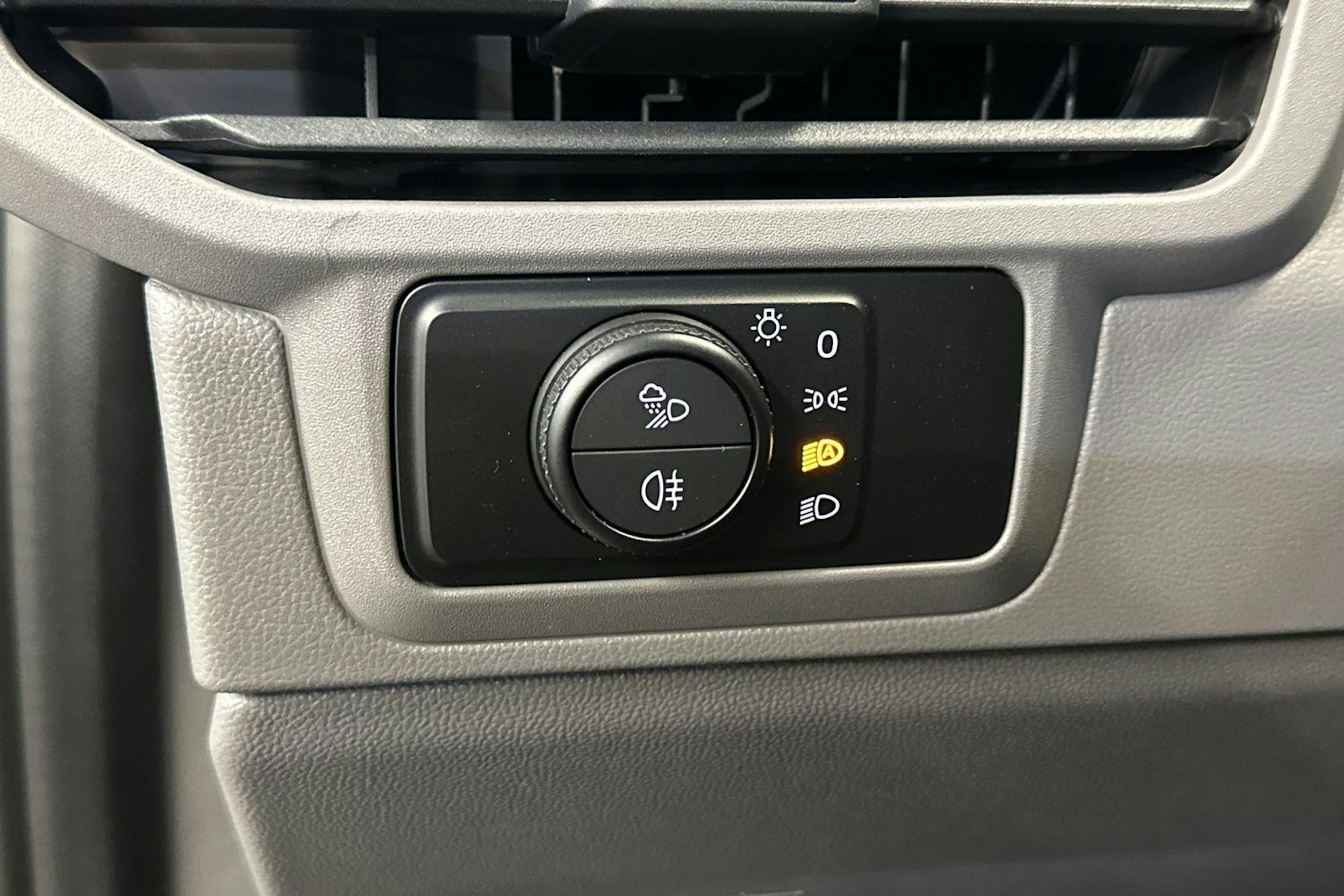harmaa Volkswagen Transporter 2025 kuva 13.