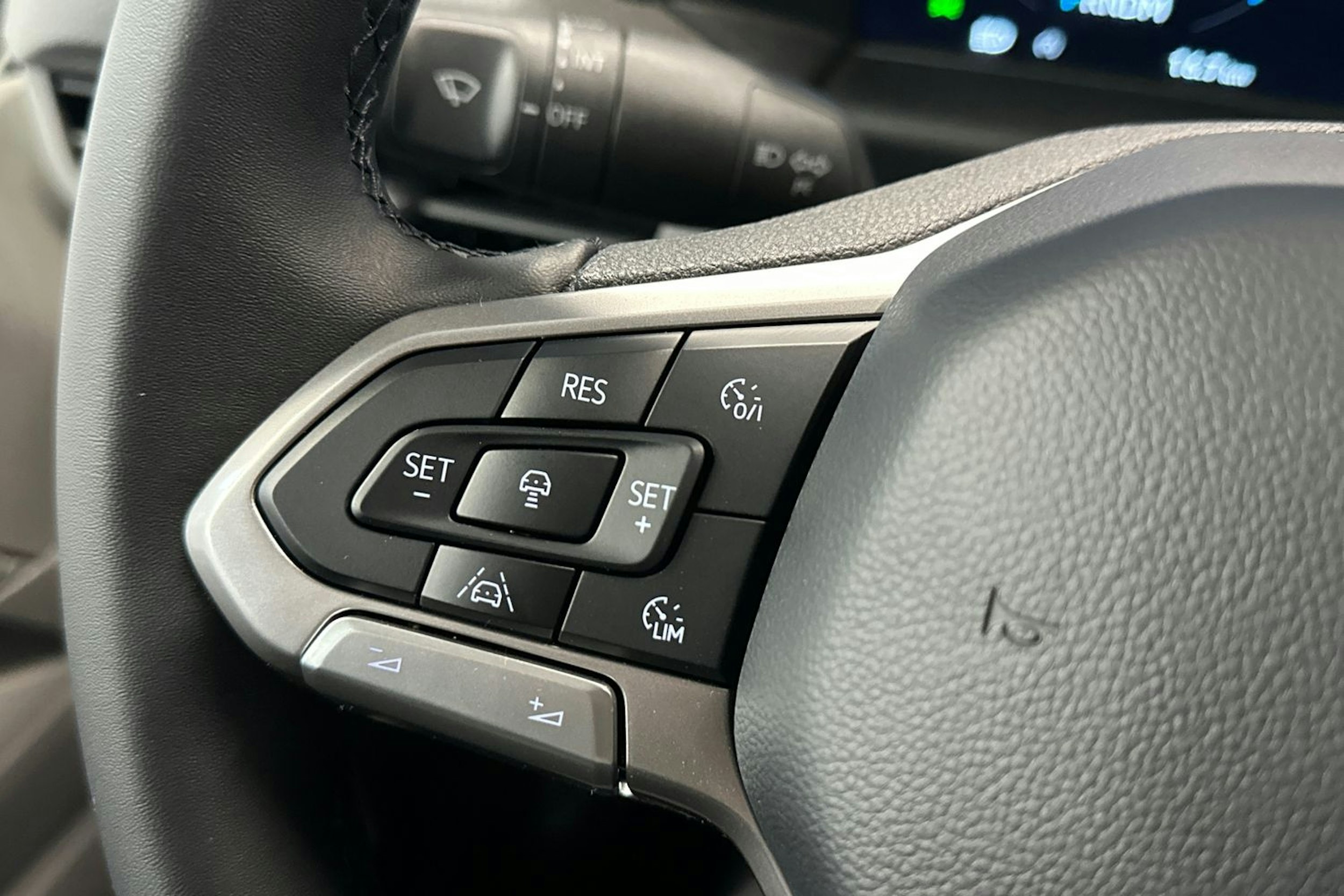 harmaa Volkswagen Transporter 2025 kuva 14.