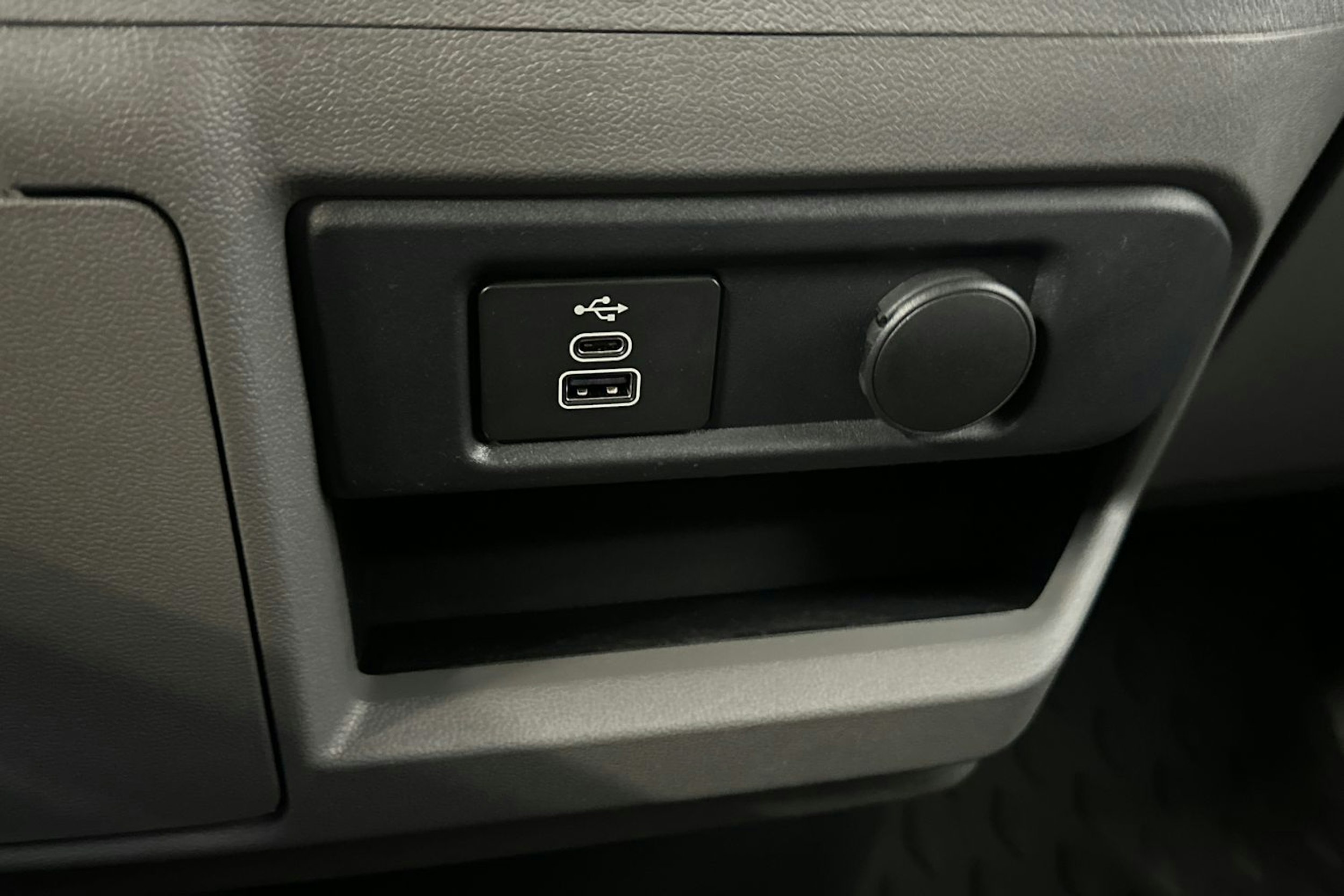 harmaa Volkswagen Transporter 2025 kuva 22.