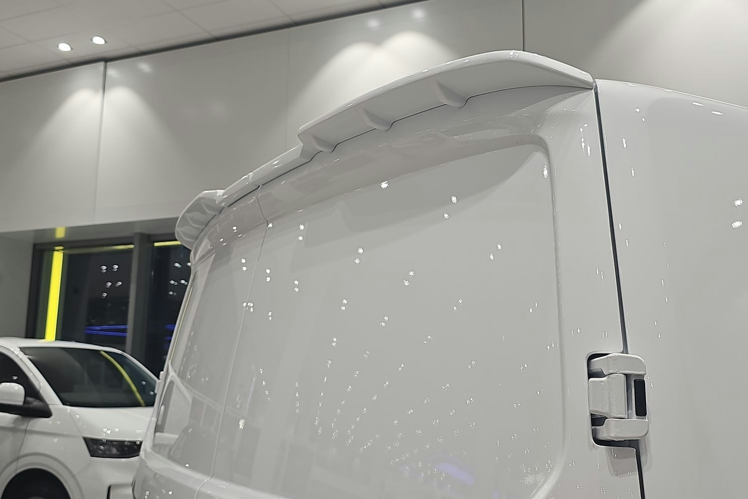 valkoinen Volkswagen Transporter 2025 kuva 14.