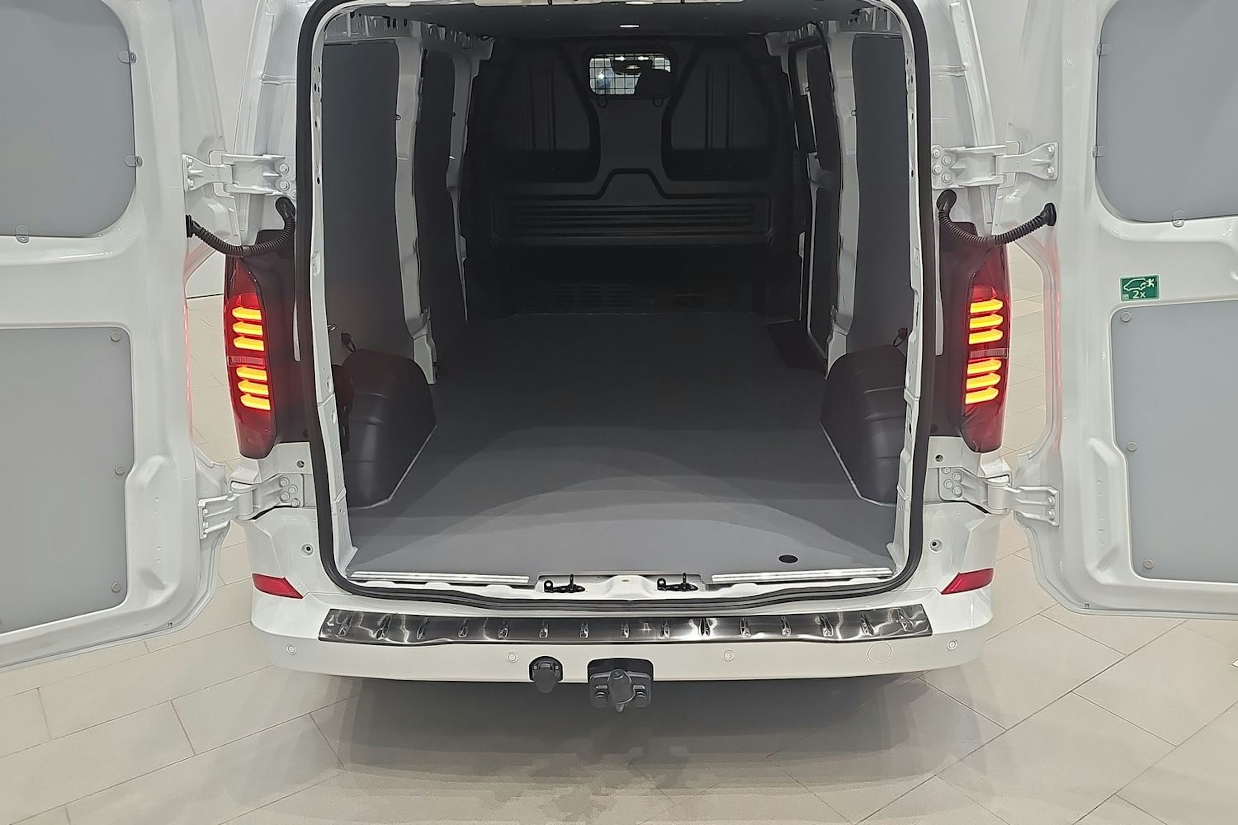 valkoinen Volkswagen Transporter 2025 kuva 15.