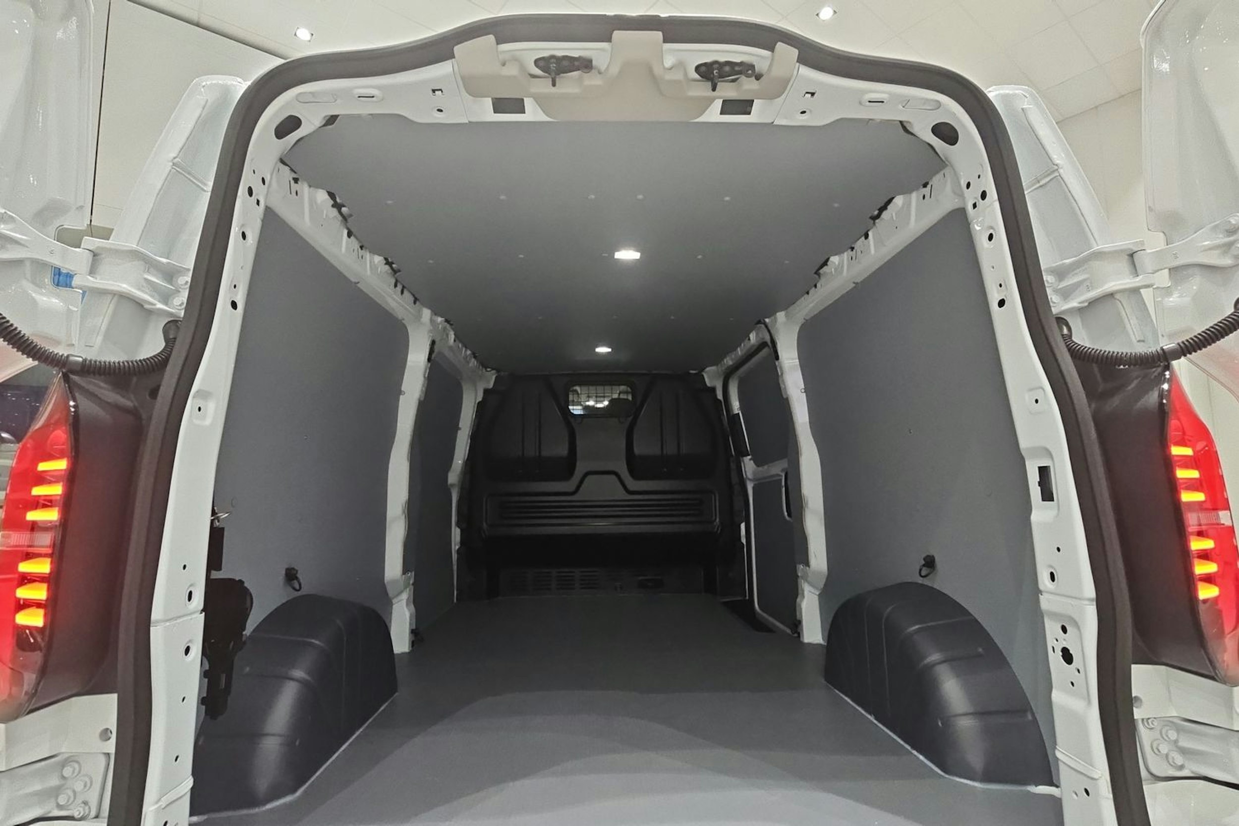 valkoinen Volkswagen Transporter 2025 kuva 16.