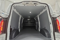 valkoinen Volkswagen Transporter 2025 kuva 16.