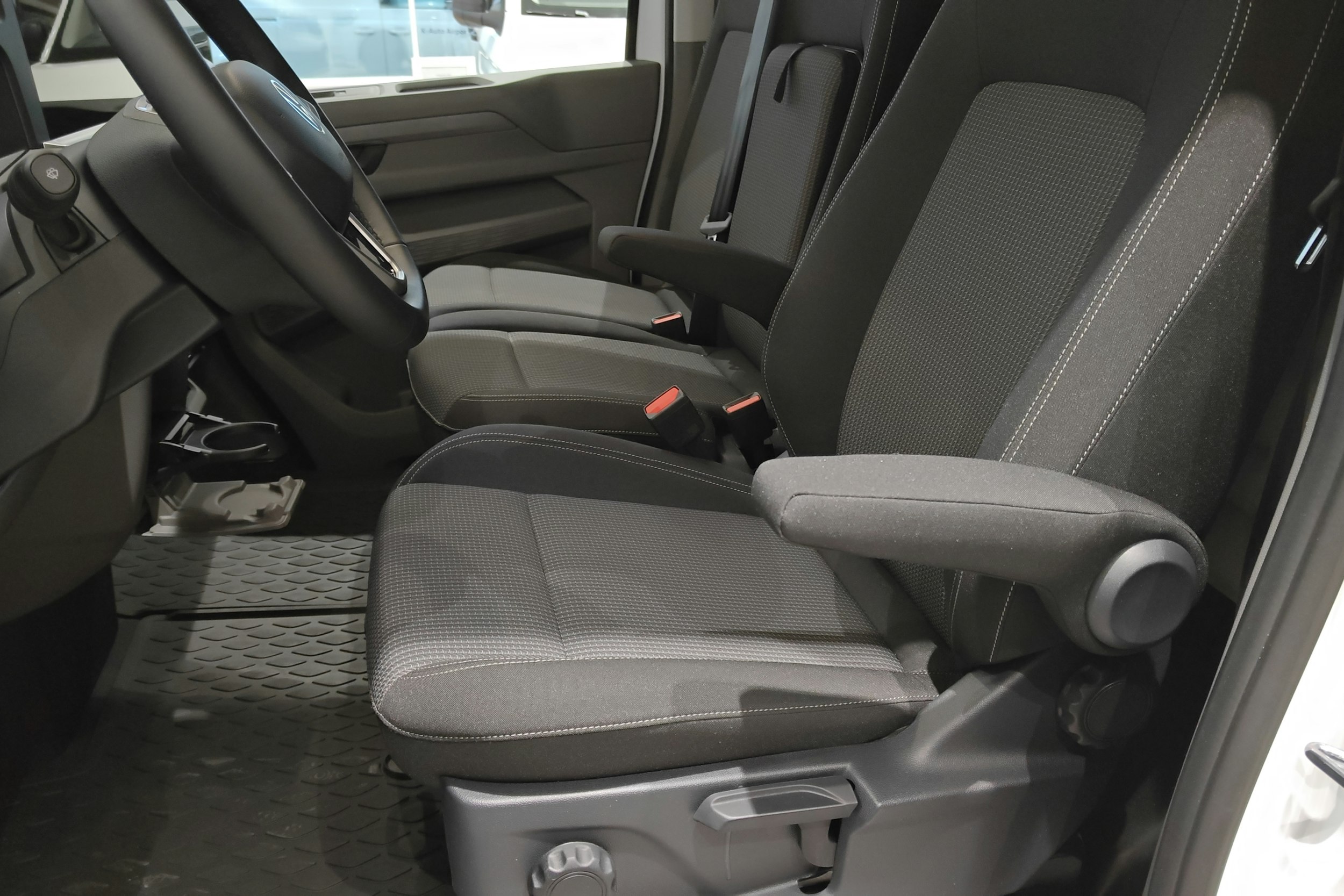 valkoinen Volkswagen Transporter 2025 kuva 23.