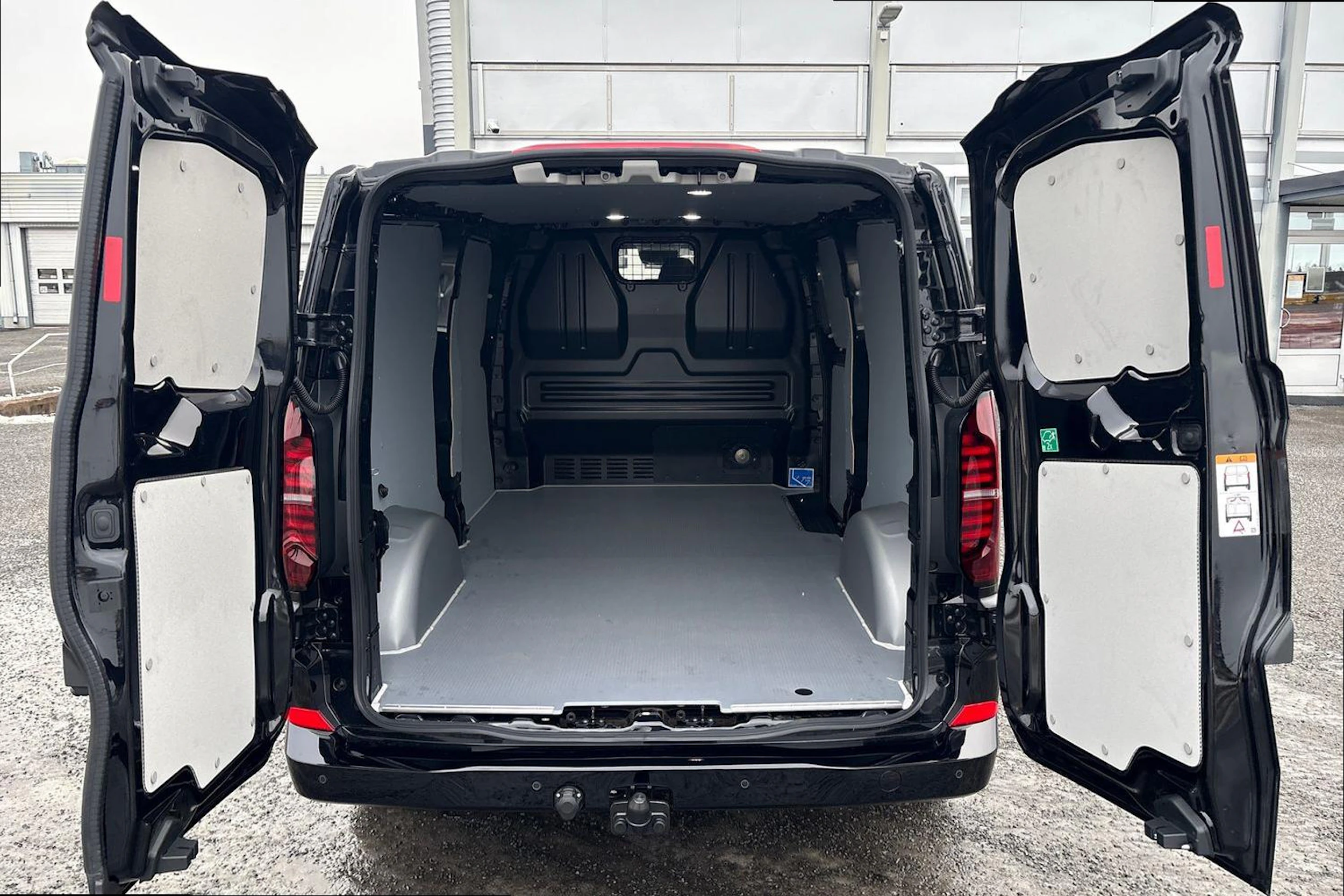 musta Volkswagen Transporter 2026 kuva 8.