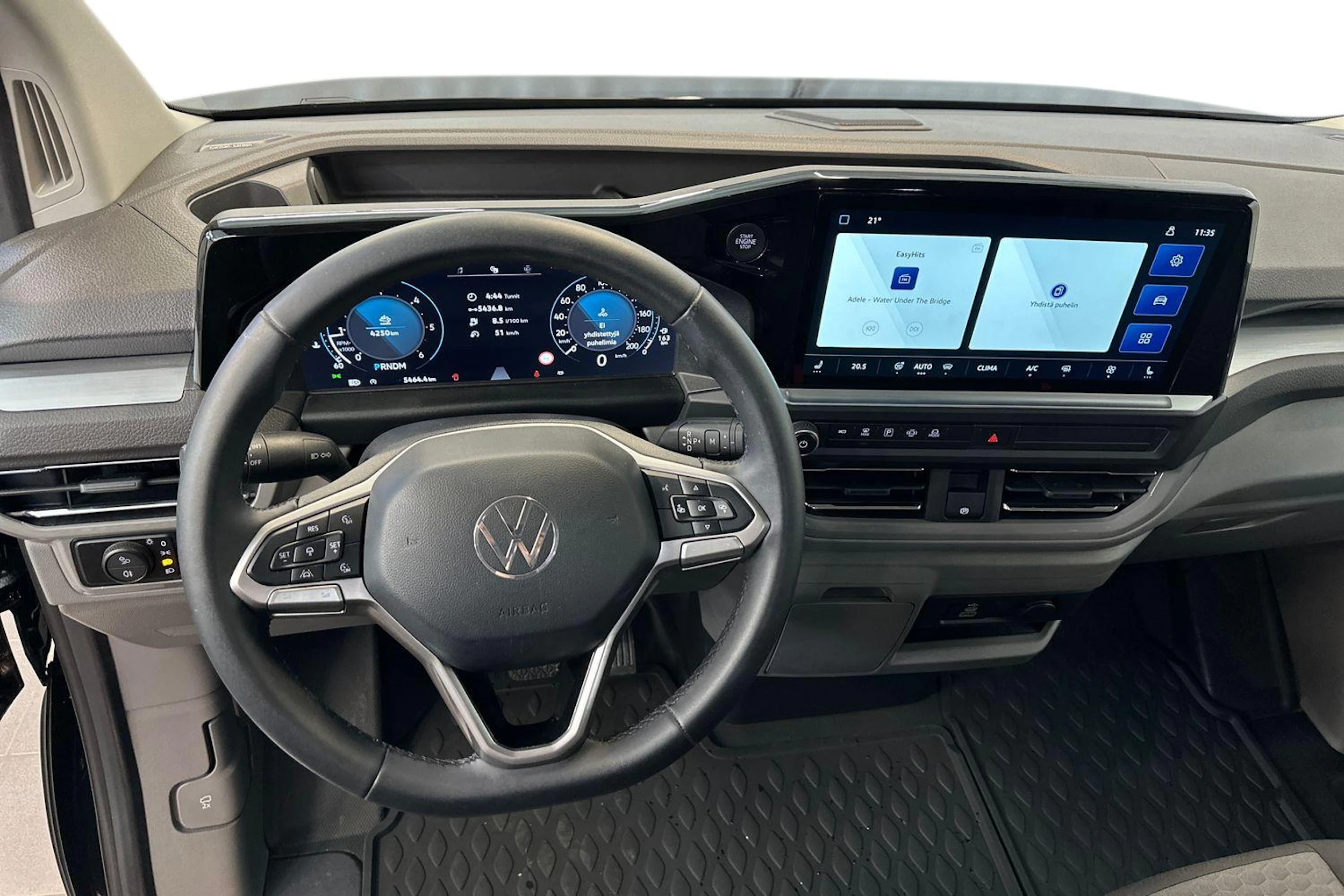 Musta Volkswagen Transporter 2025 kuva 9.