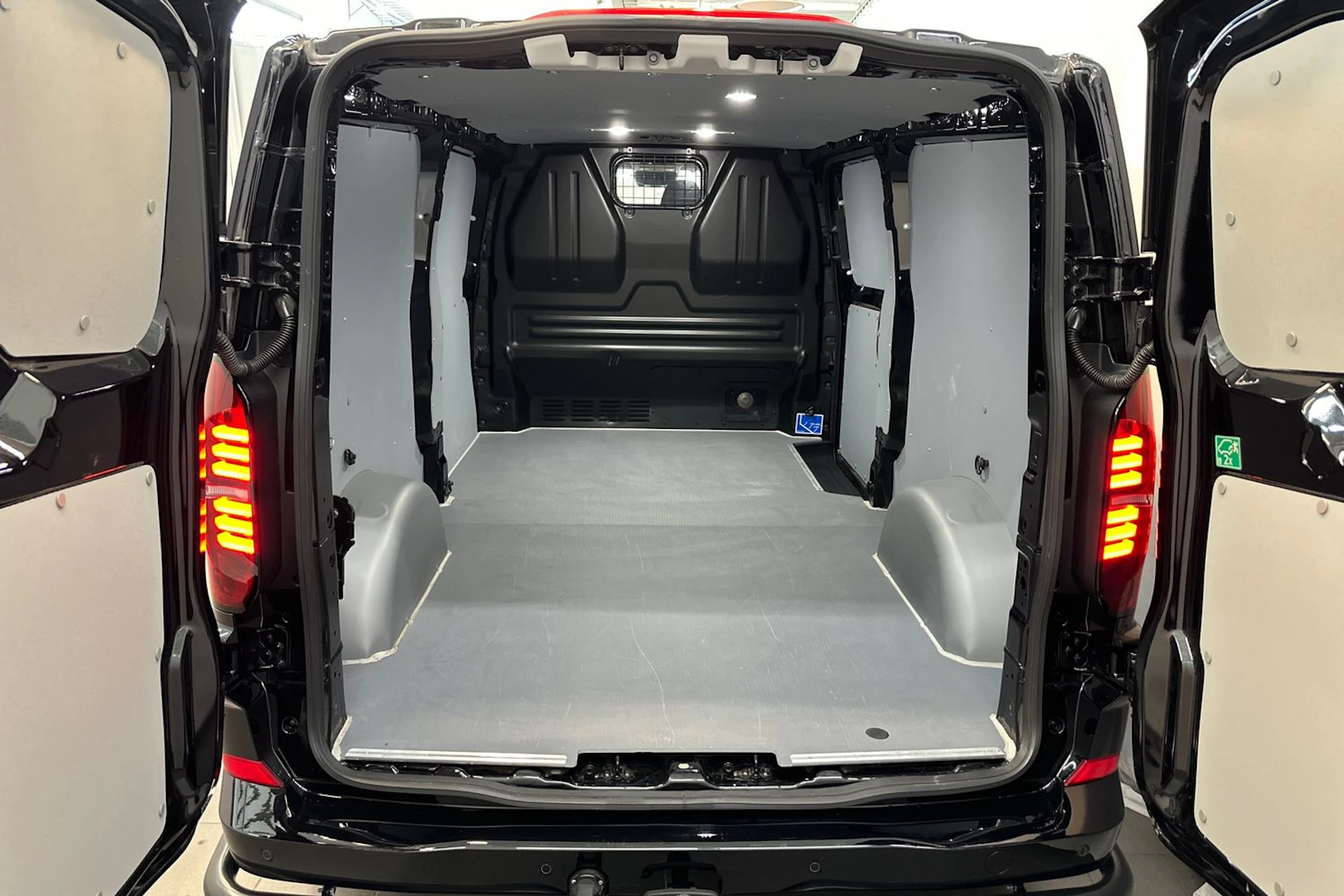 Musta Volkswagen Transporter 2025 kuva 13.