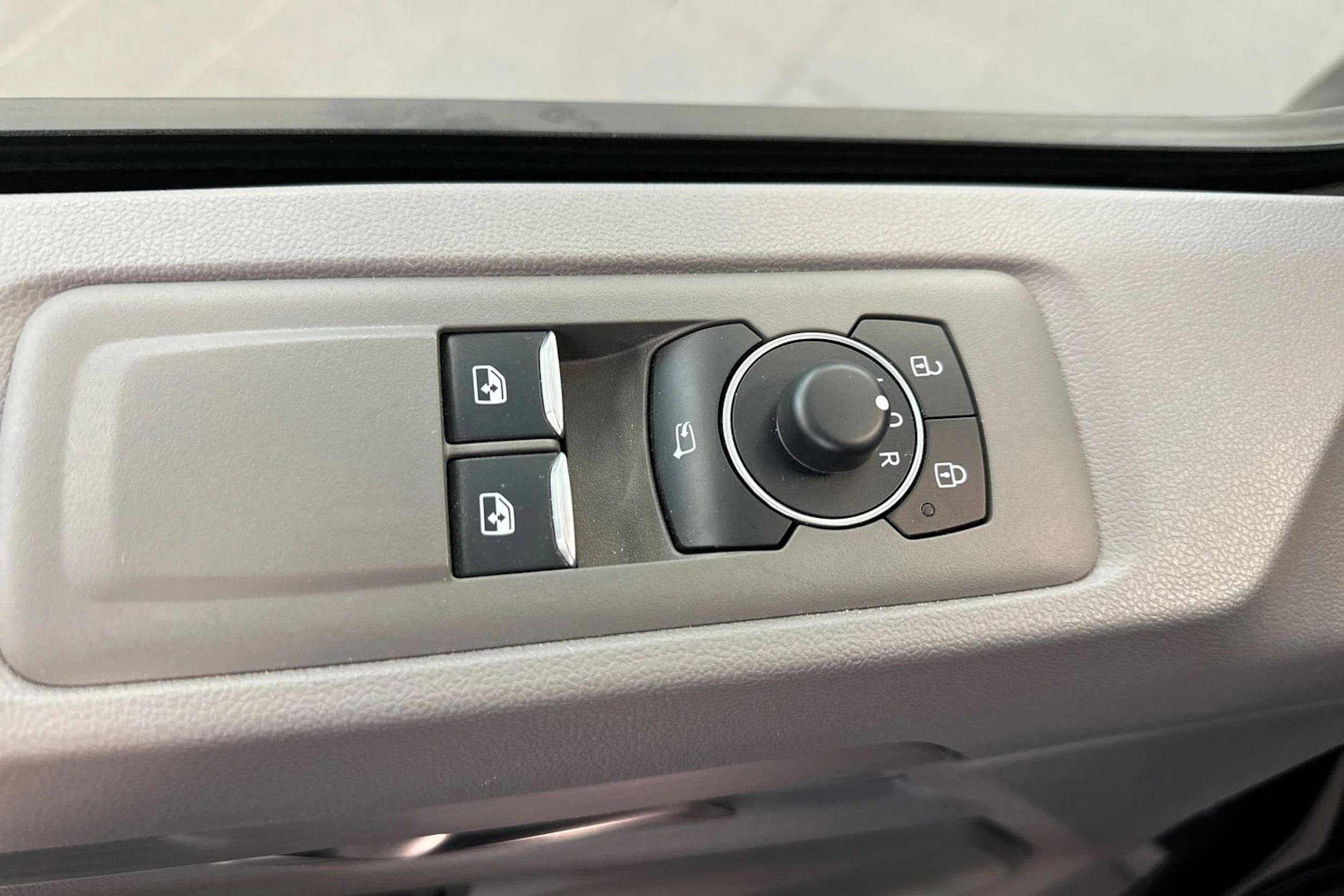 Musta Volkswagen Transporter 2025 kuva 16.