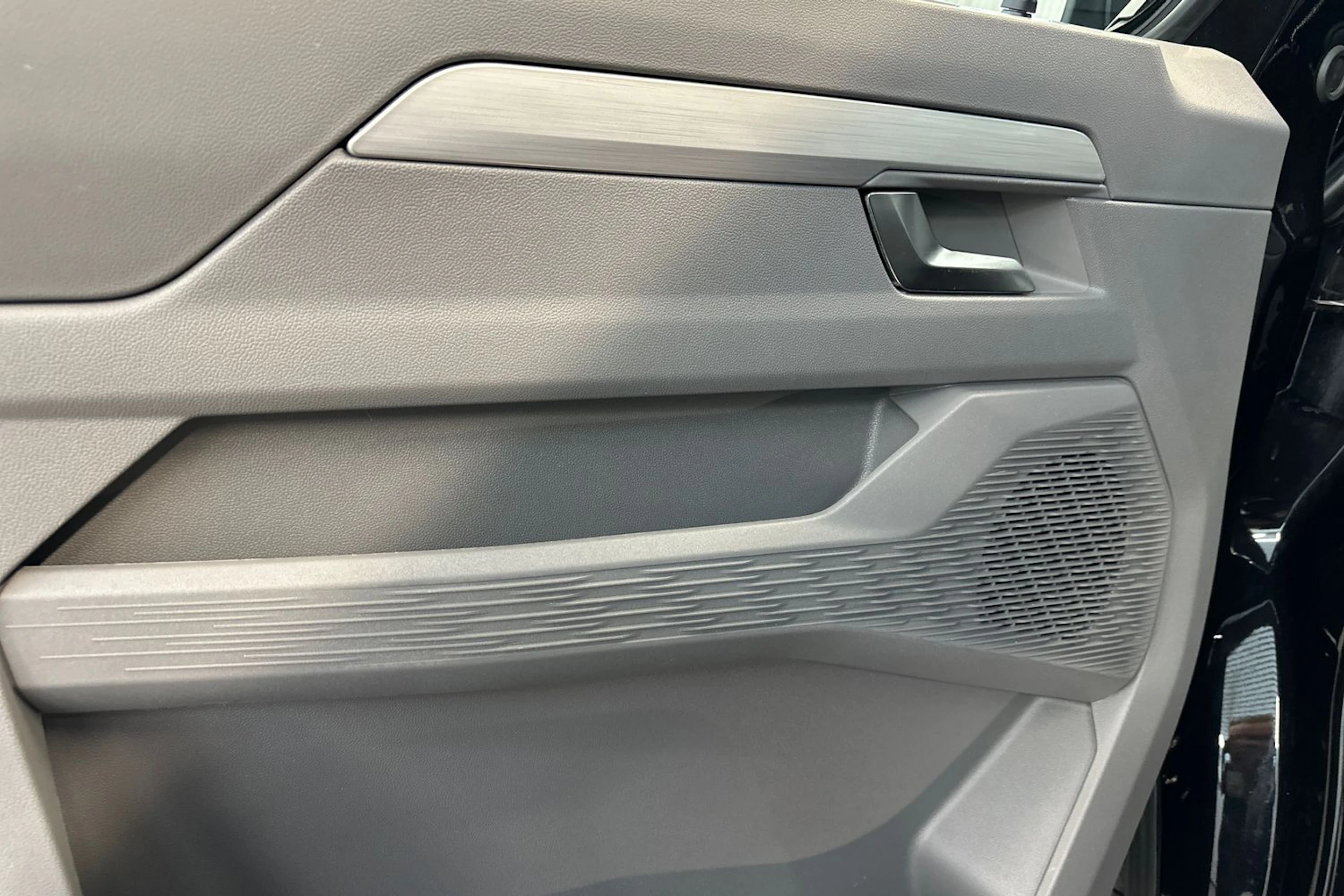Musta Volkswagen Transporter 2025 kuva 17.