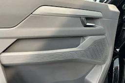 Musta Volkswagen Transporter 2025 kuva 17.