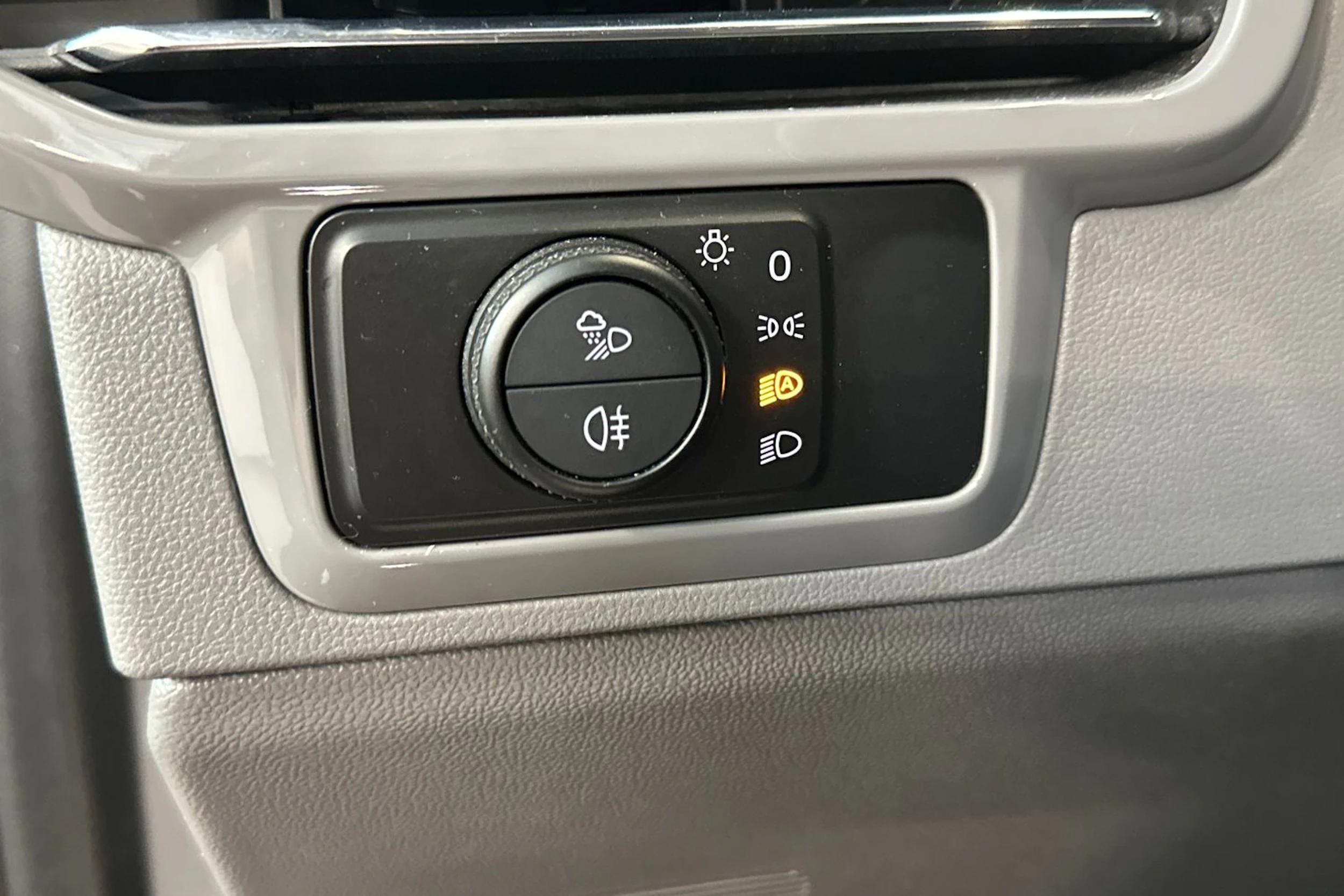 Musta Volkswagen Transporter 2025 kuva 18.