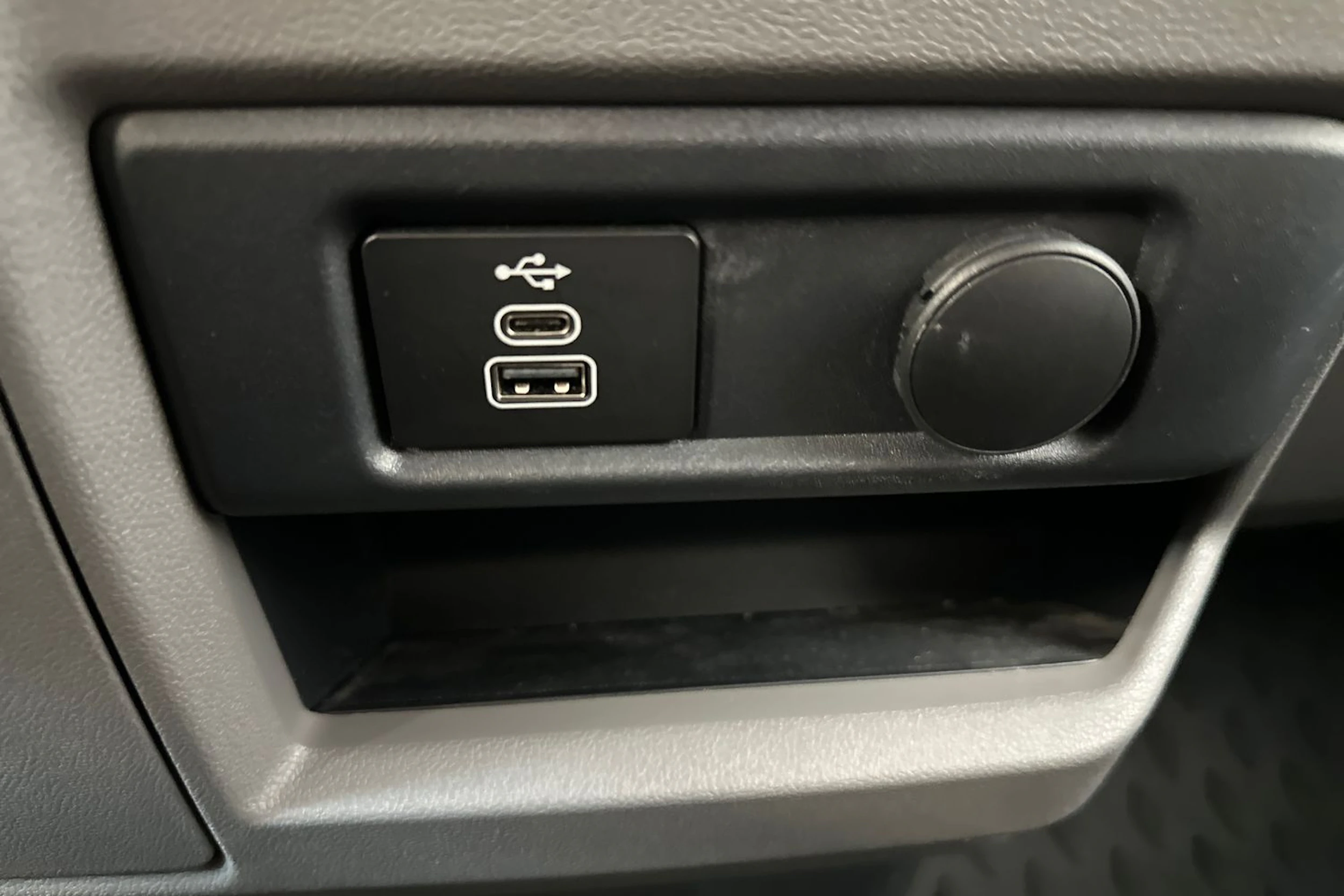 Musta Volkswagen Transporter 2025 kuva 27.