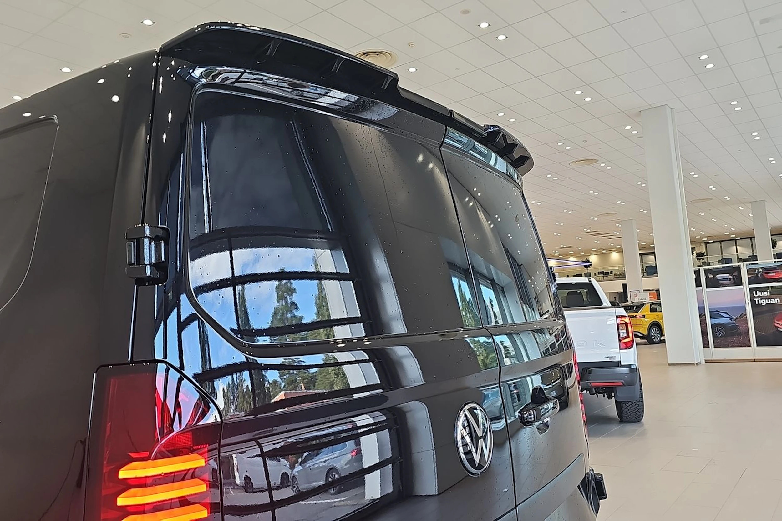 met. musta Volkswagen Transporter 2026 kuva 16.