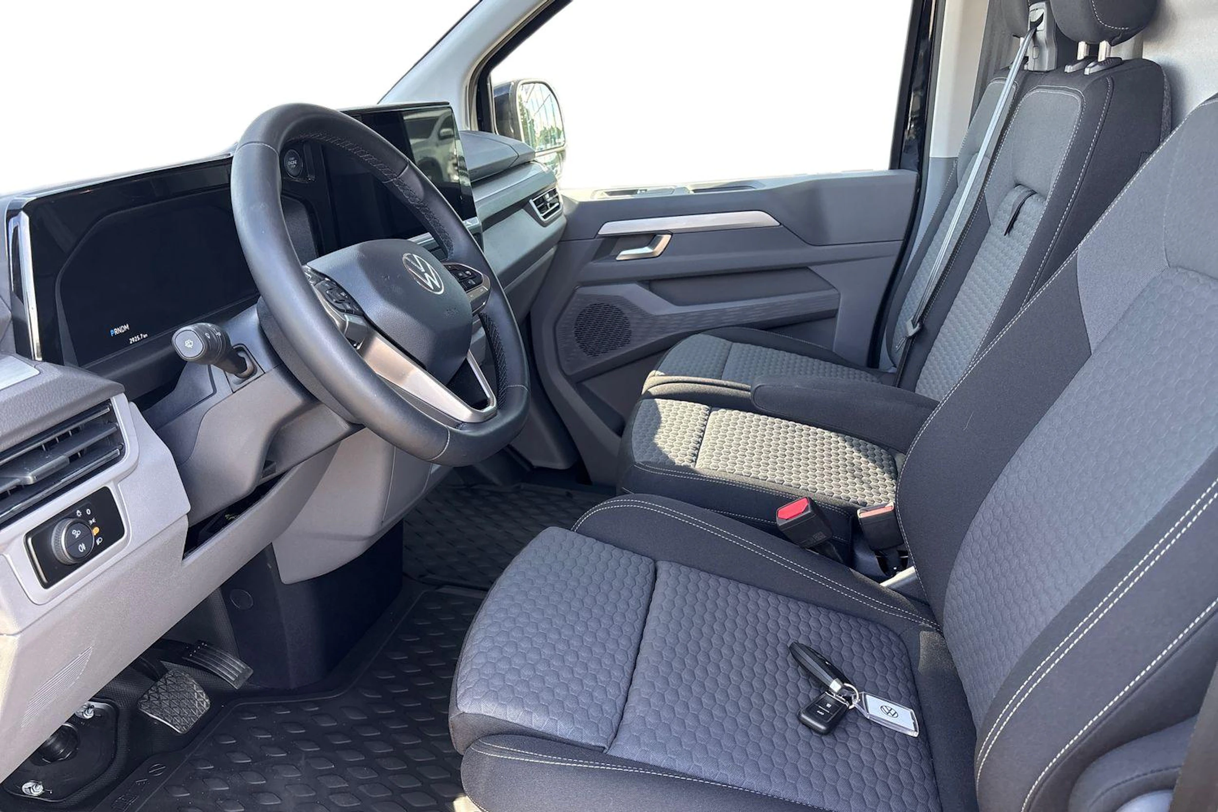 musta Volkswagen Transporter 2026 kuva 8.
