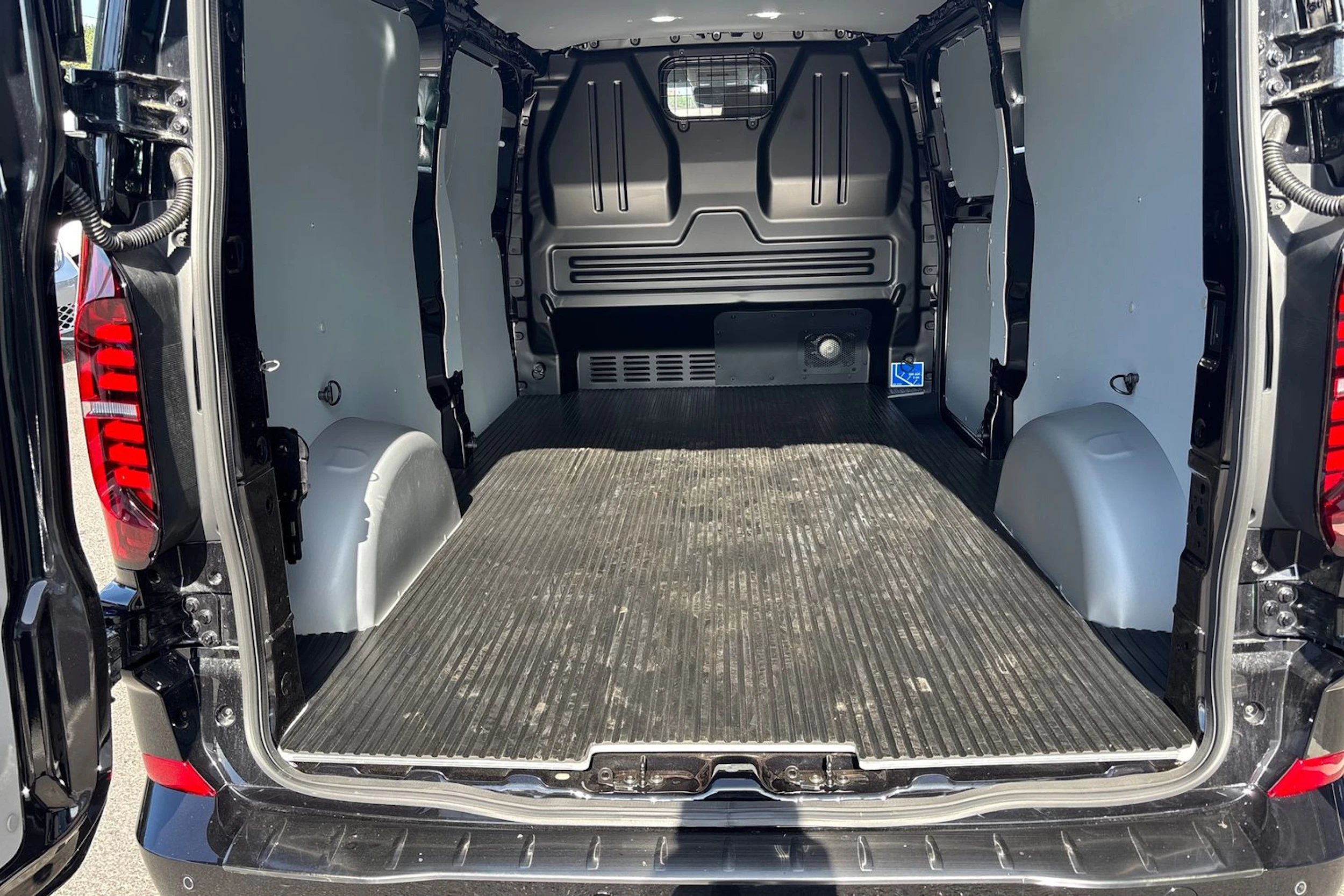 musta Volkswagen Transporter 2026 kuva 14.