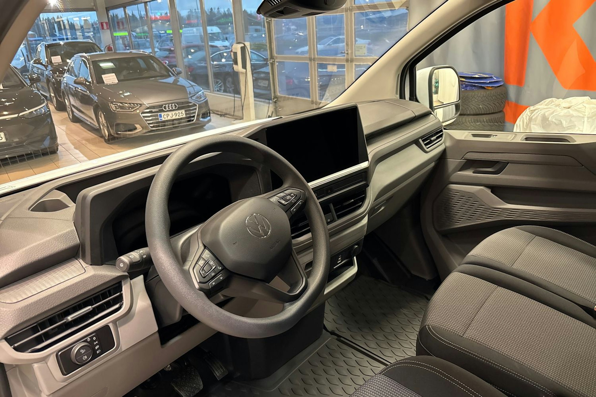 valkoinen Volkswagen Transporter 2025 kuva 6.