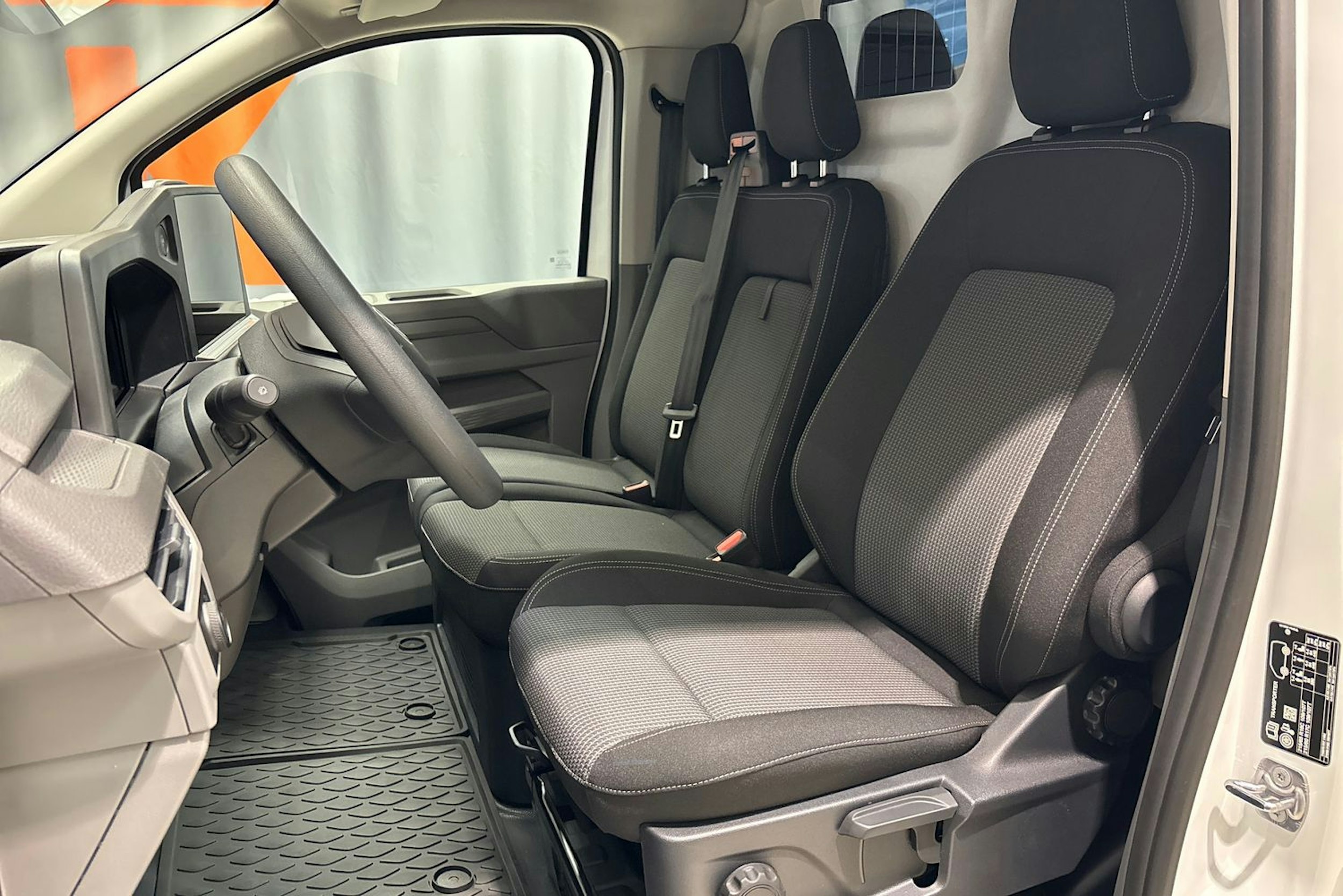 valkoinen Volkswagen Transporter 2025 kuva 8.