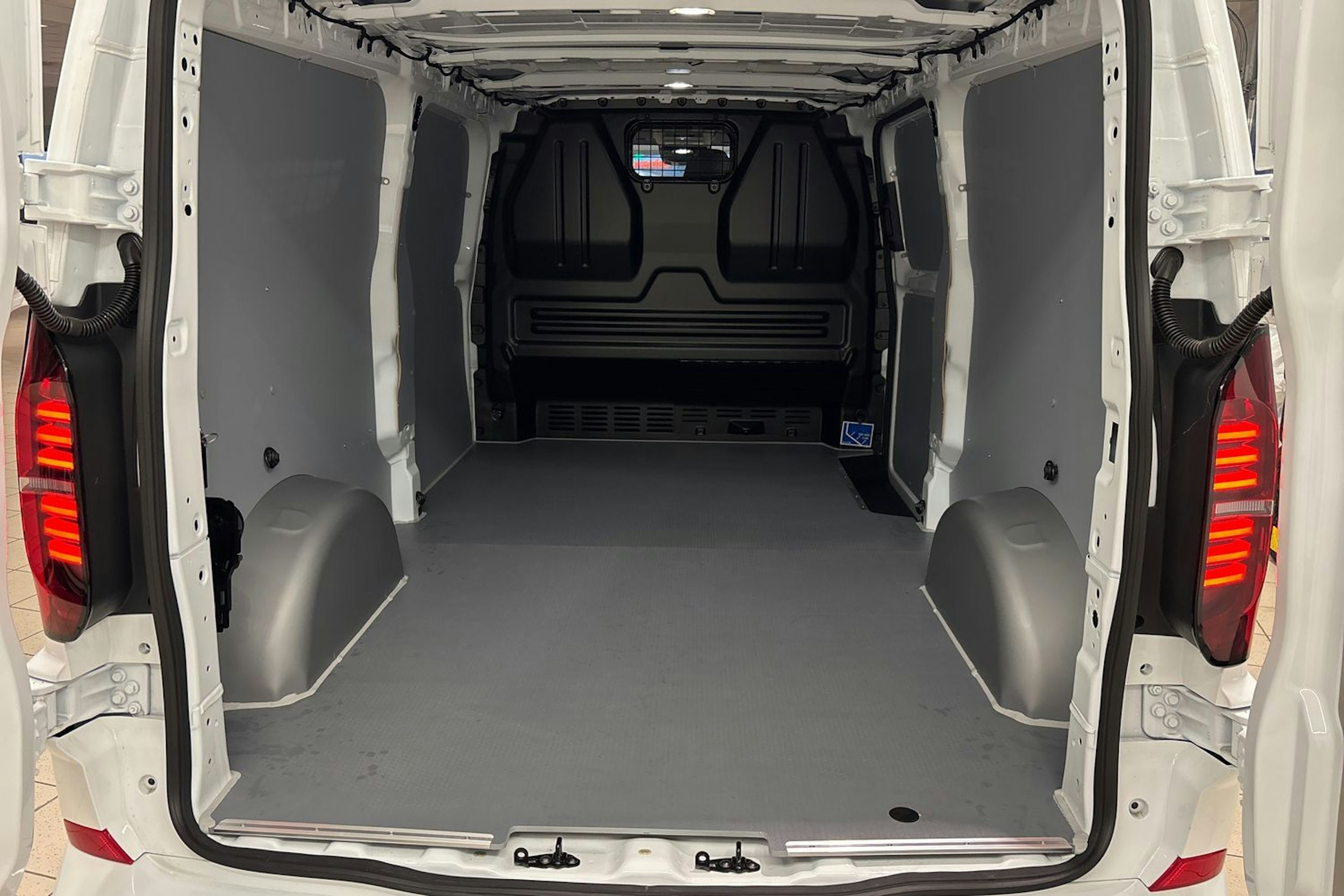 valkoinen Volkswagen Transporter 2025 kuva 10.