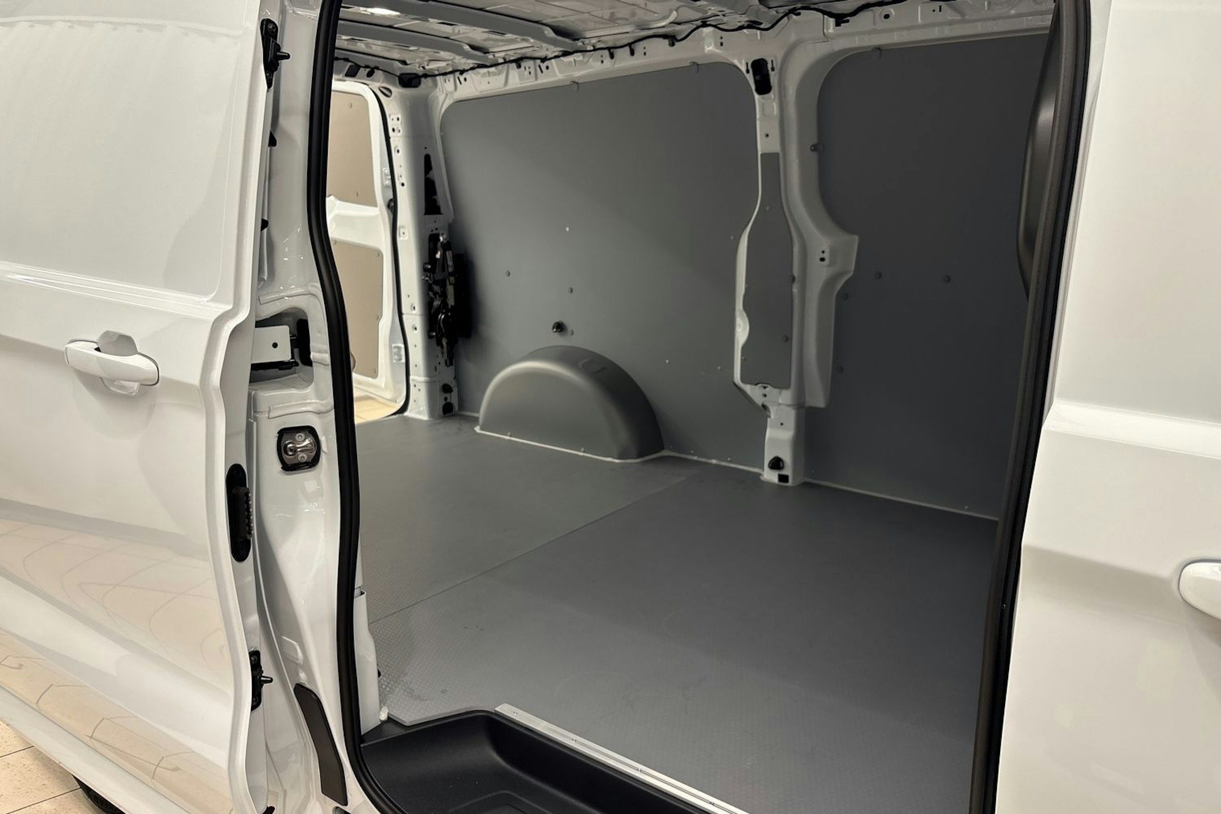 valkoinen Volkswagen Transporter 2025 kuva 11.