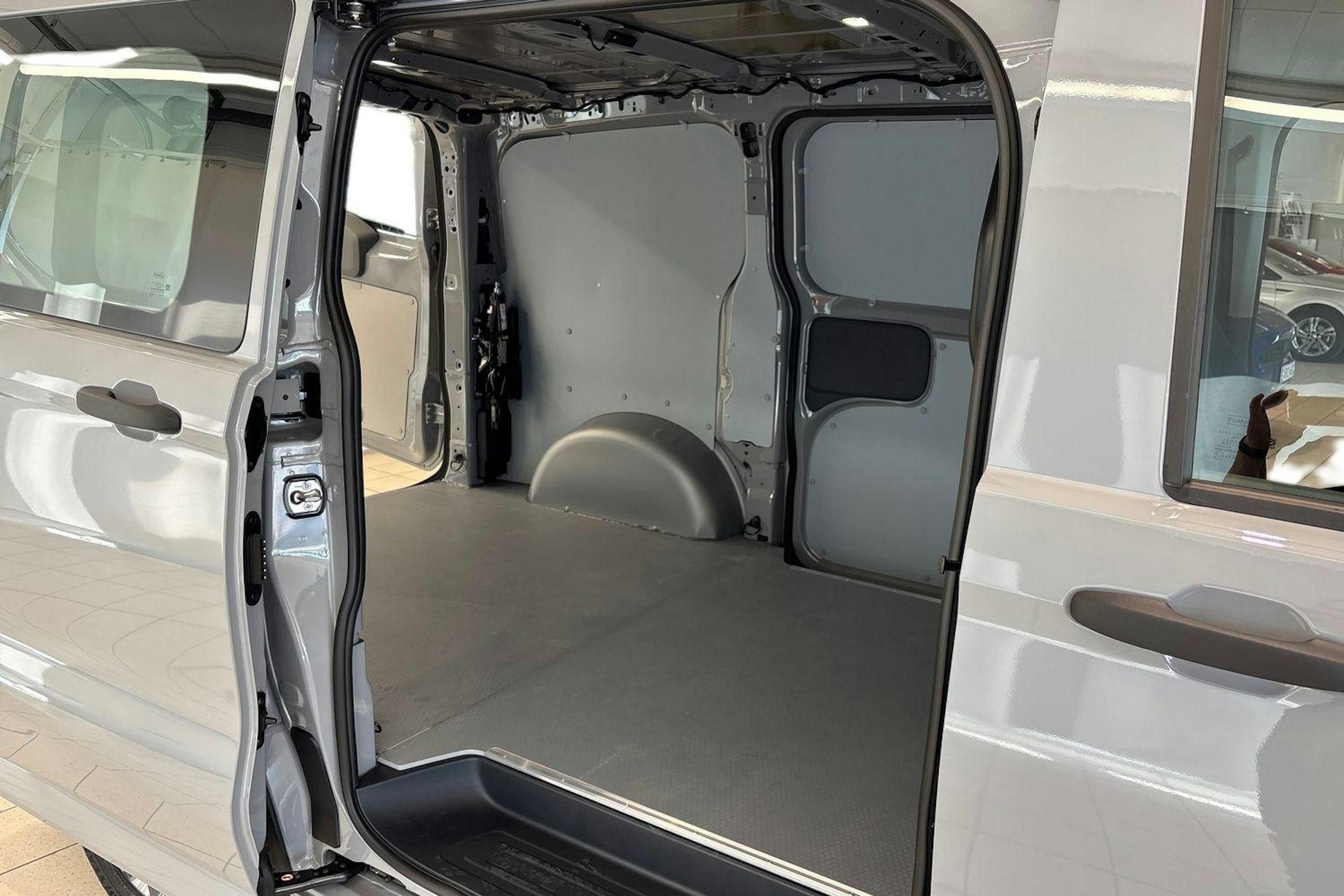 harmaa Volkswagen Transporter 2025 kuva 10.