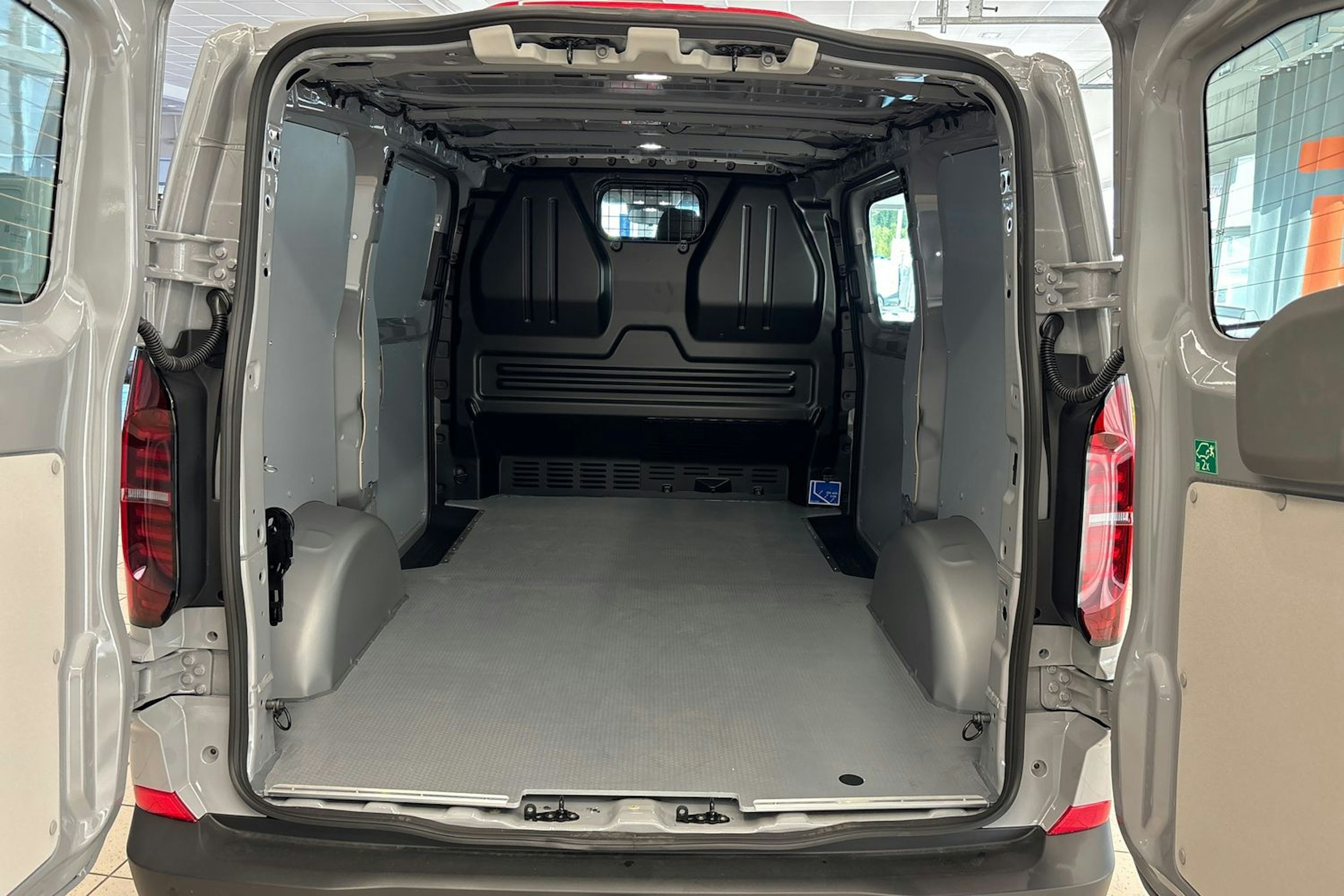 harmaa Volkswagen Transporter 2025 kuva 13.