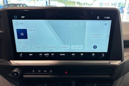 harmaa Volkswagen Transporter 2025 kuva 16.