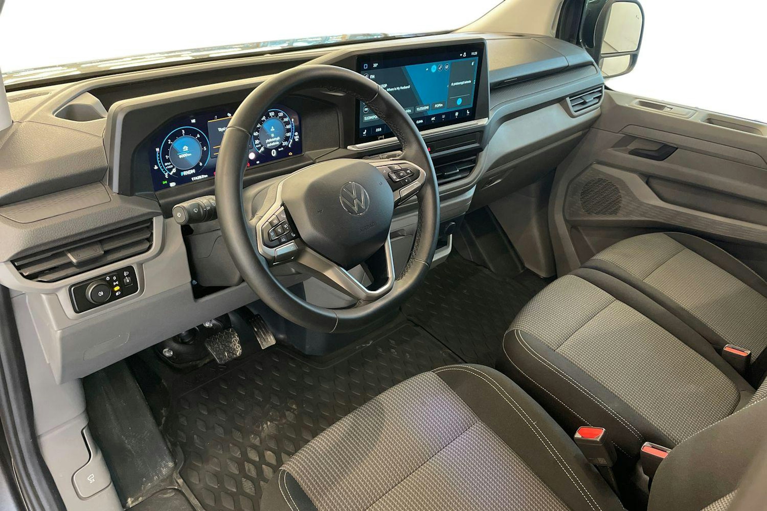 harmaa Volkswagen Transporter 2025 kuva 8.