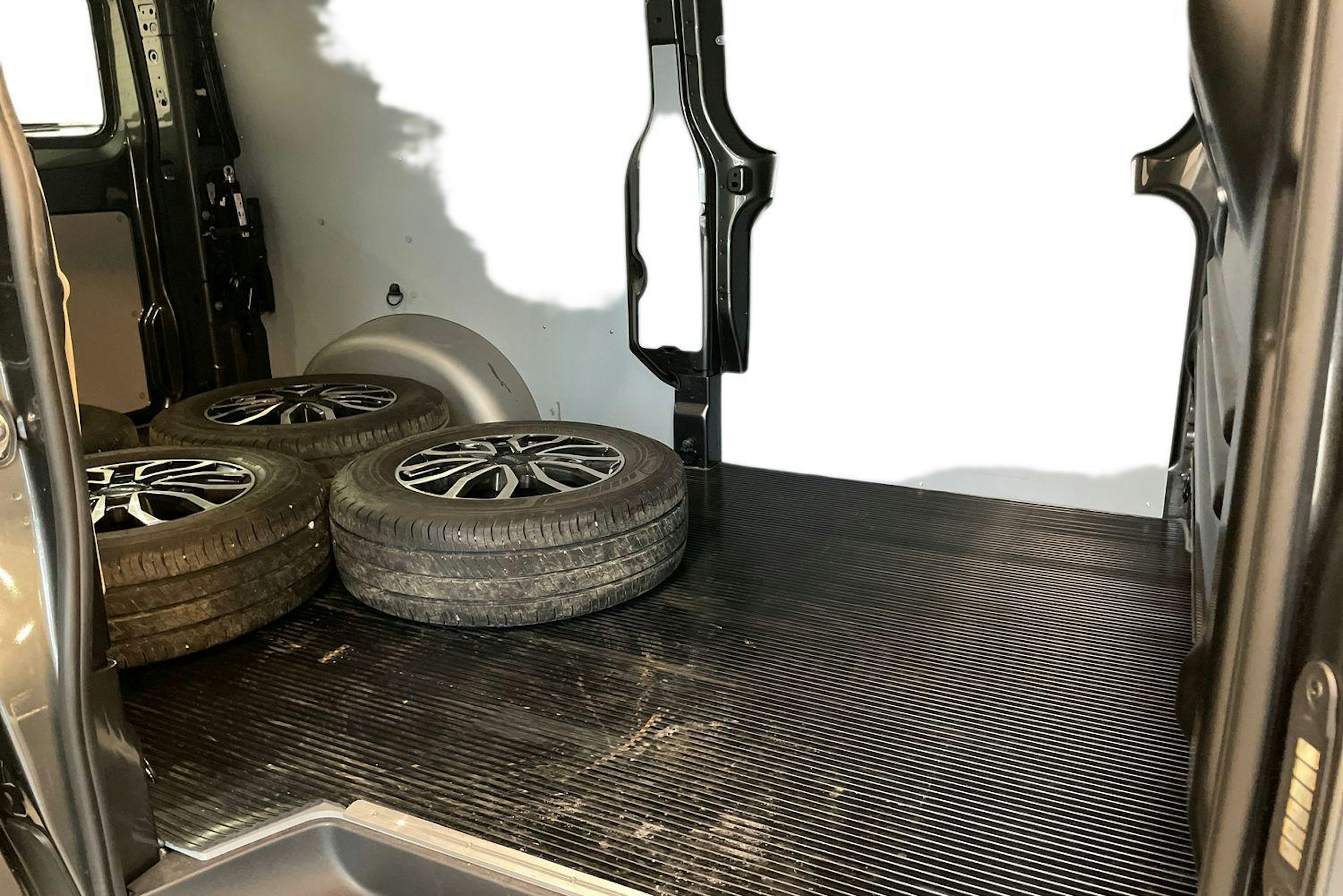 harmaa Volkswagen Transporter 2025 kuva 11.