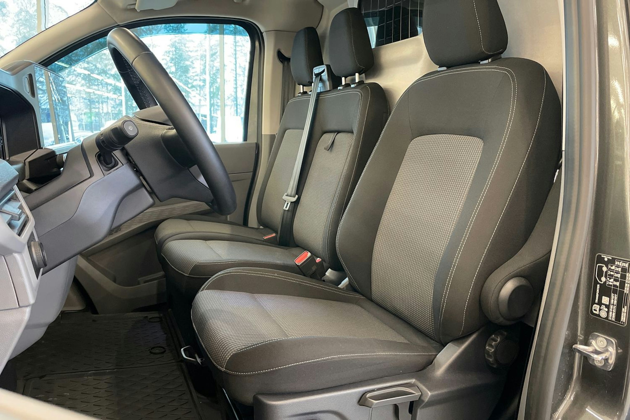 harmaa Volkswagen Transporter 2025 kuva 16.