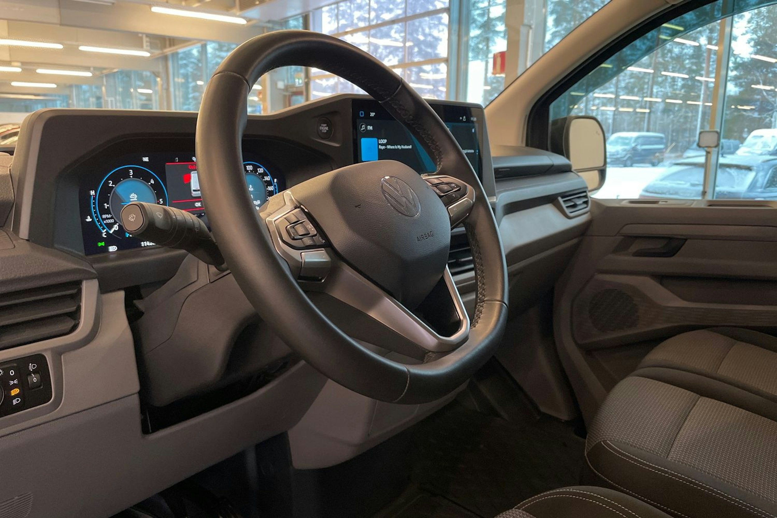 harmaa Volkswagen Transporter 2025 kuva 17.