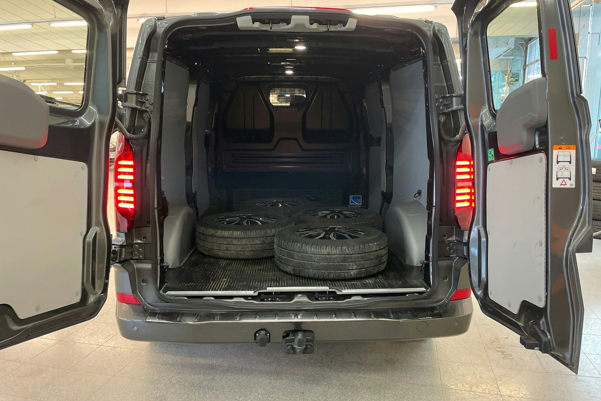 harmaa Volkswagen Transporter 2025 kuva 24.