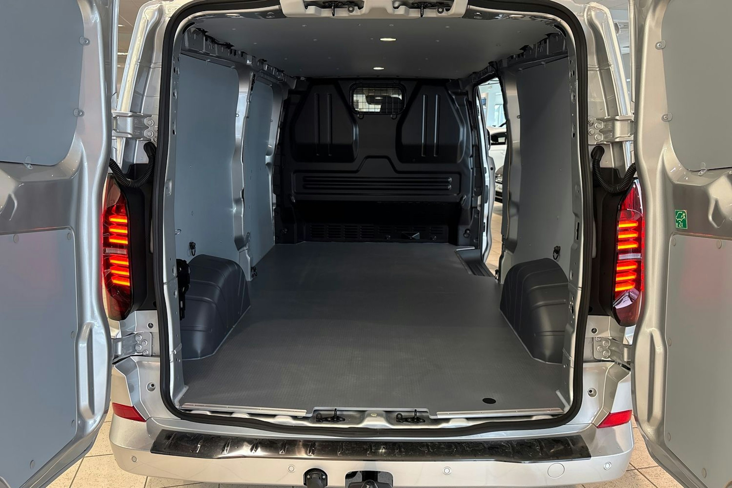 harmaa Volkswagen Transporter 2025 kuva 12.