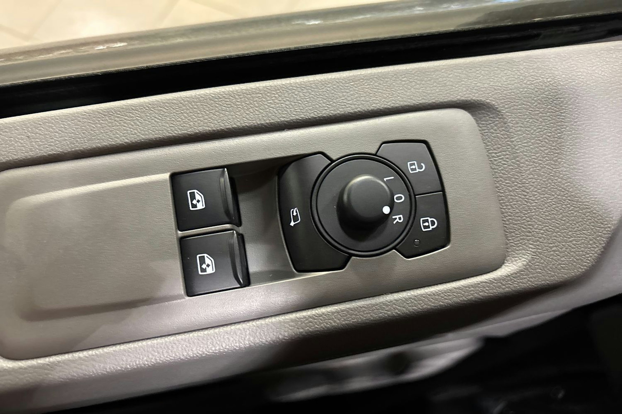 met. harmaa Volkswagen Transporter 2025 kuva 16.