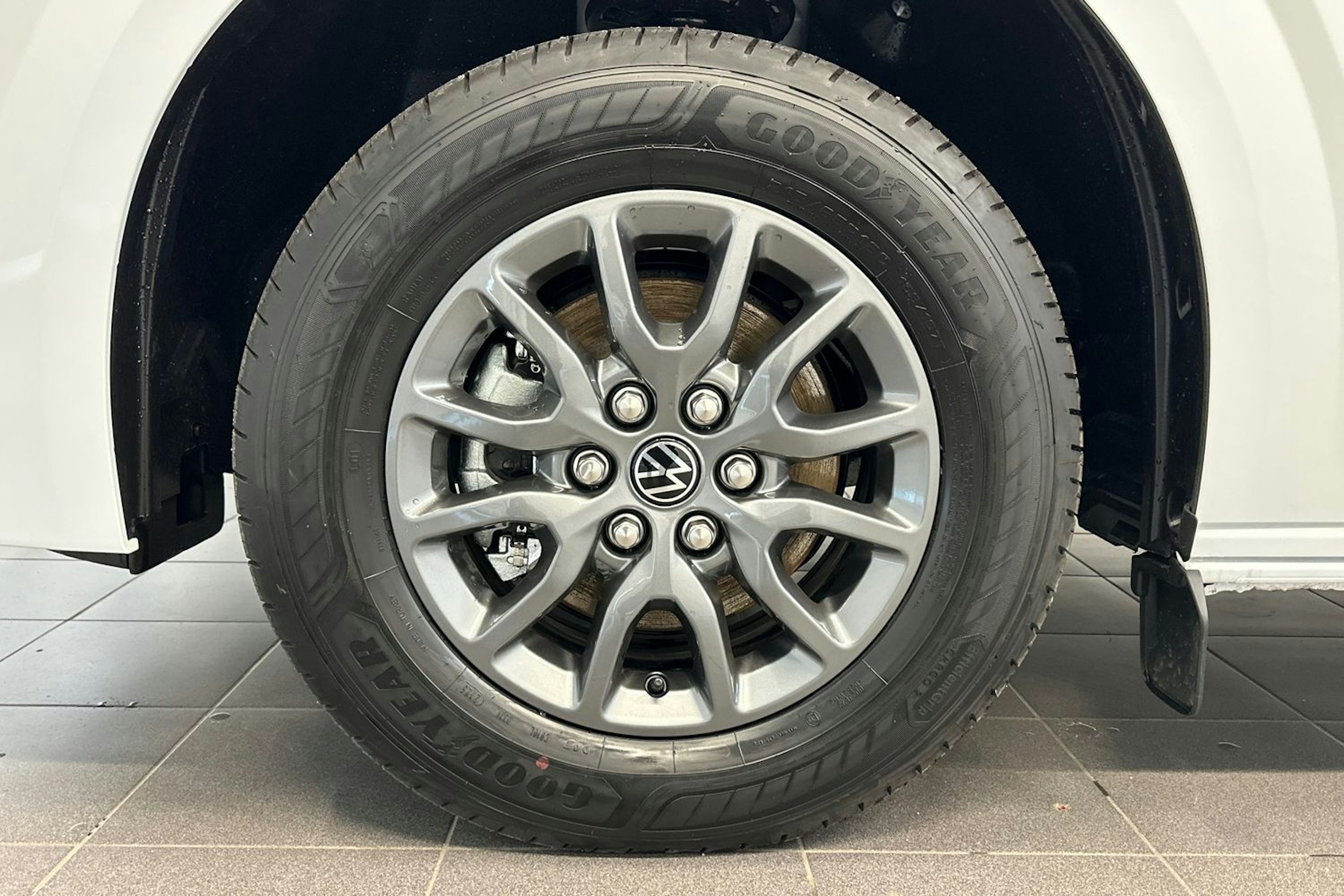 valkoinen Volkswagen Transporter 2025 kuva 9.