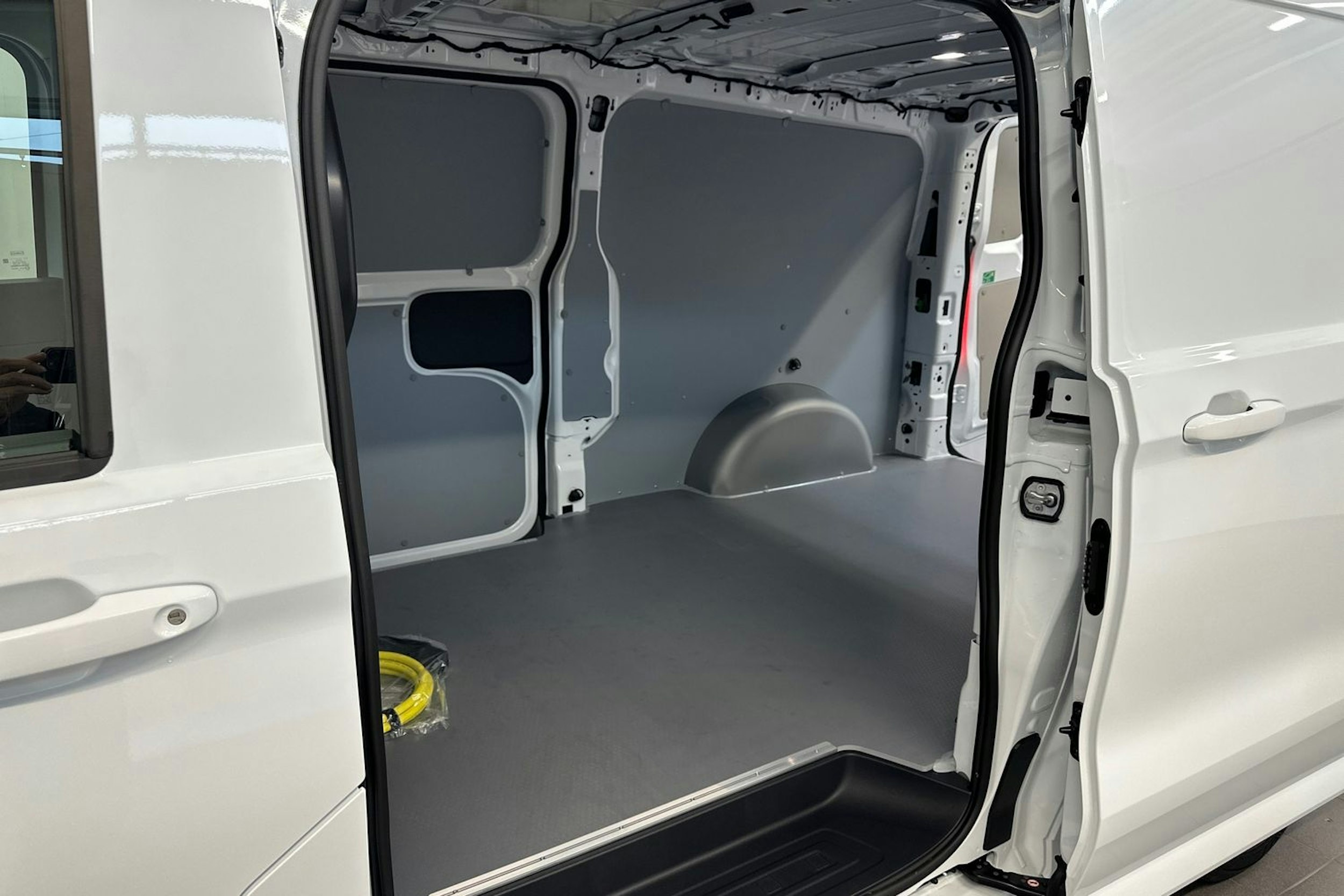 valkoinen Volkswagen Transporter 2025 kuva 11.