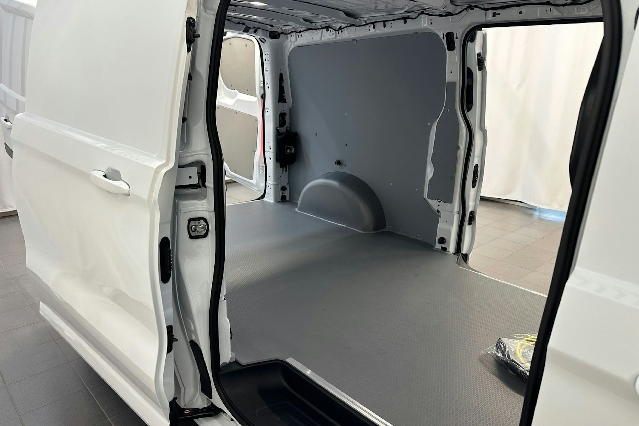 valkoinen Volkswagen Transporter 2025 kuva 12.