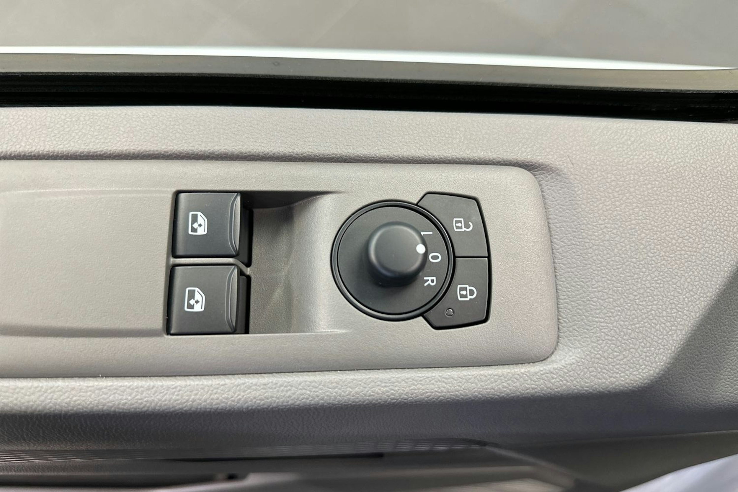 valkoinen Volkswagen Transporter 2025 kuva 15.