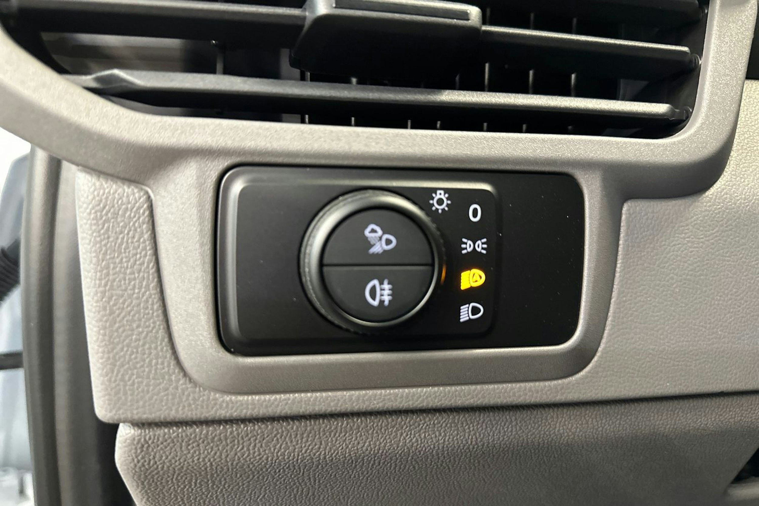 valkoinen Volkswagen Transporter 2025 kuva 16.