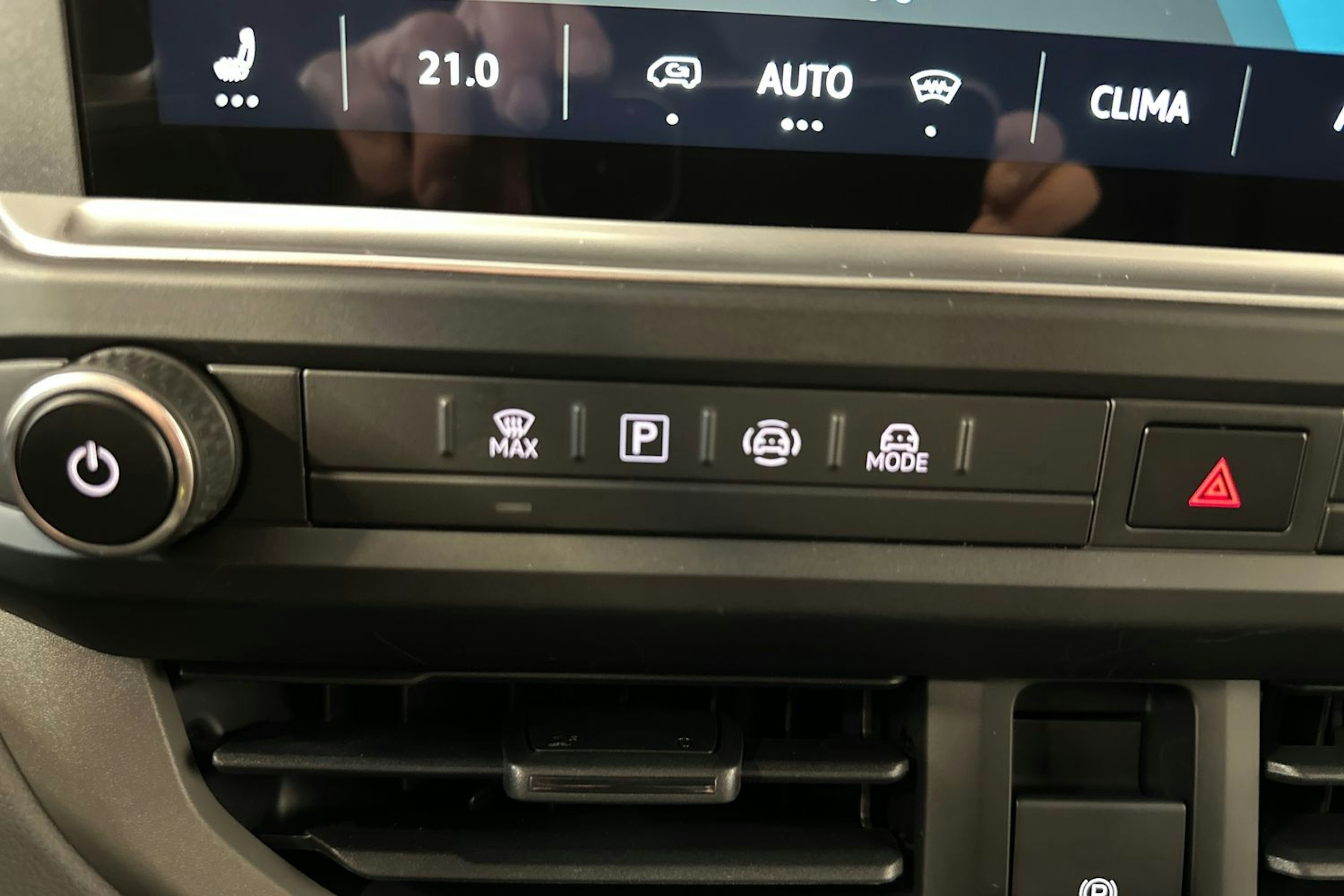 valkoinen Volkswagen Transporter 2025 kuva 24.