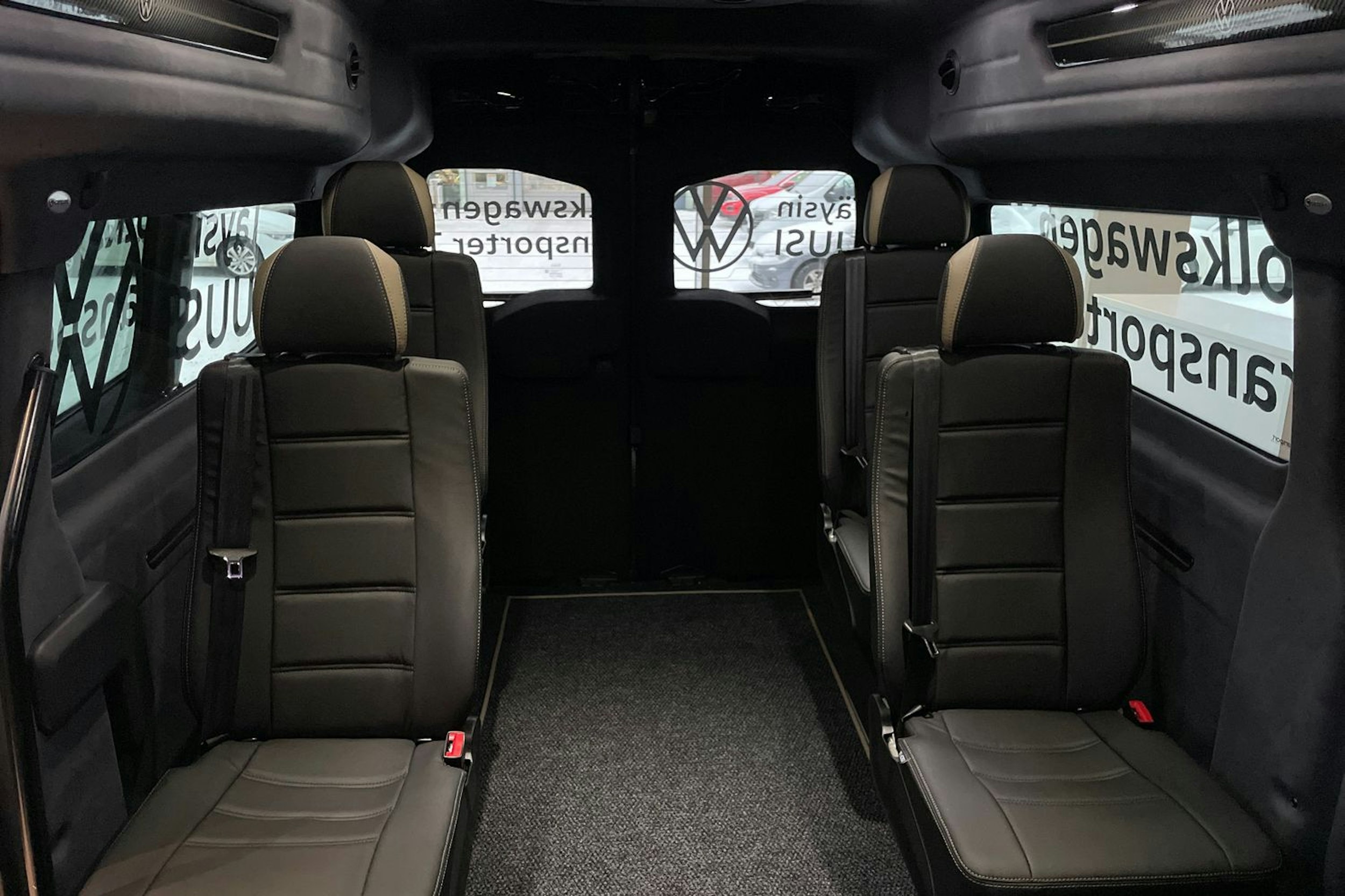 musta Volkswagen Transporter 2026 kuva 13.