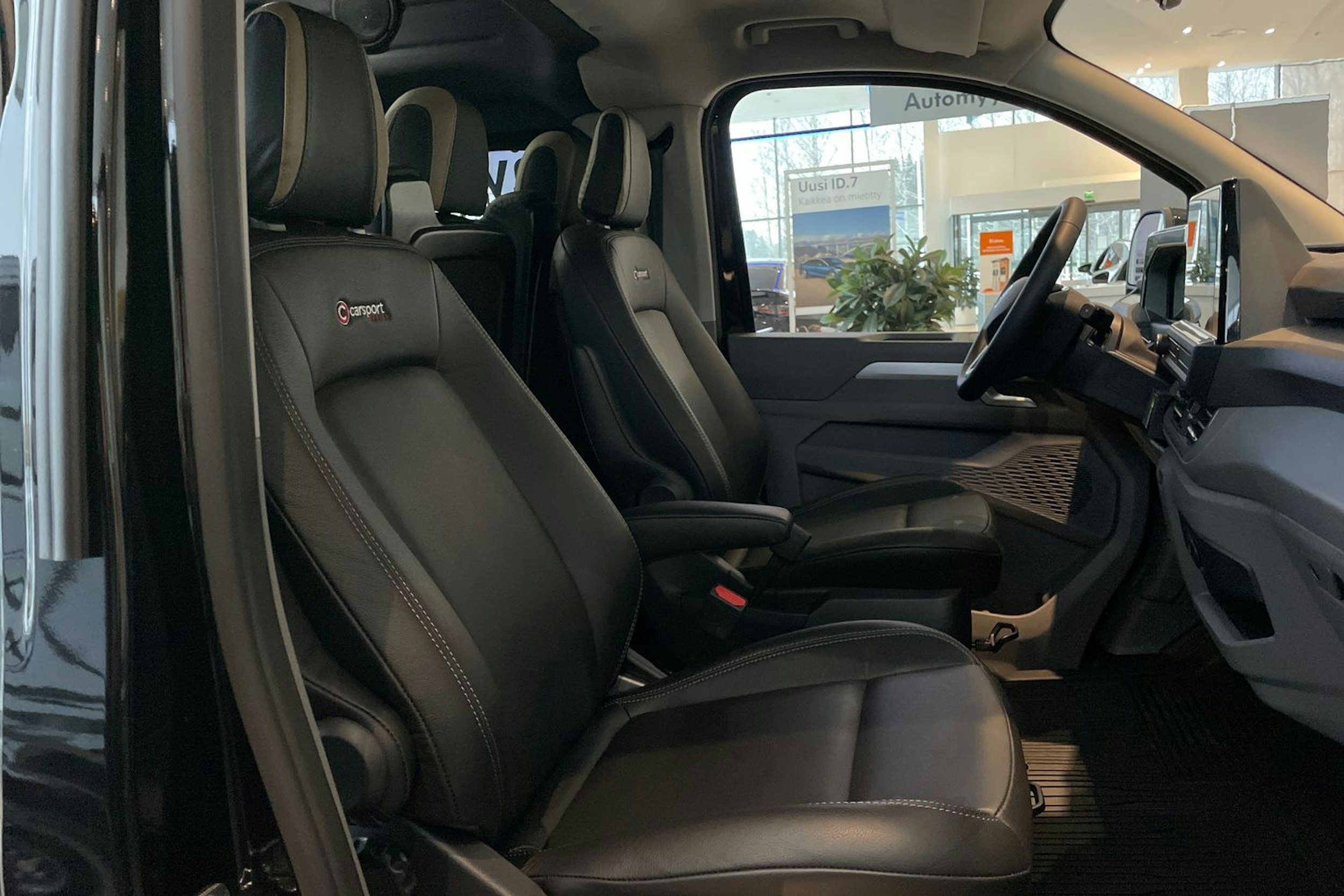 musta Volkswagen Transporter 2026 kuva 14.