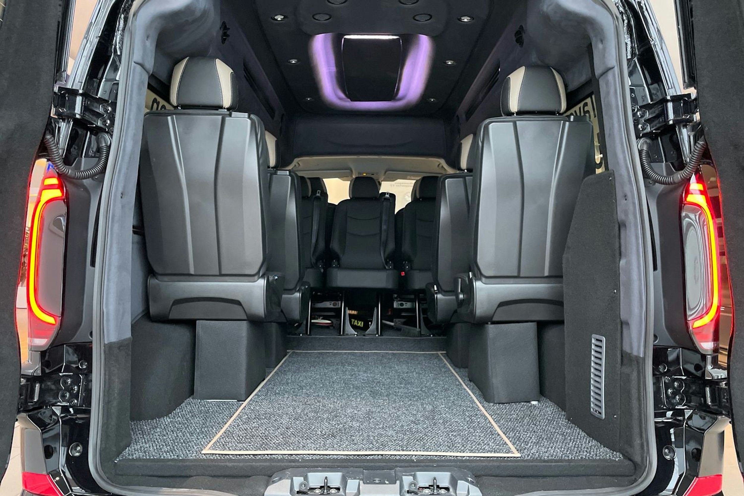 musta Volkswagen Transporter 2026 kuva 15.