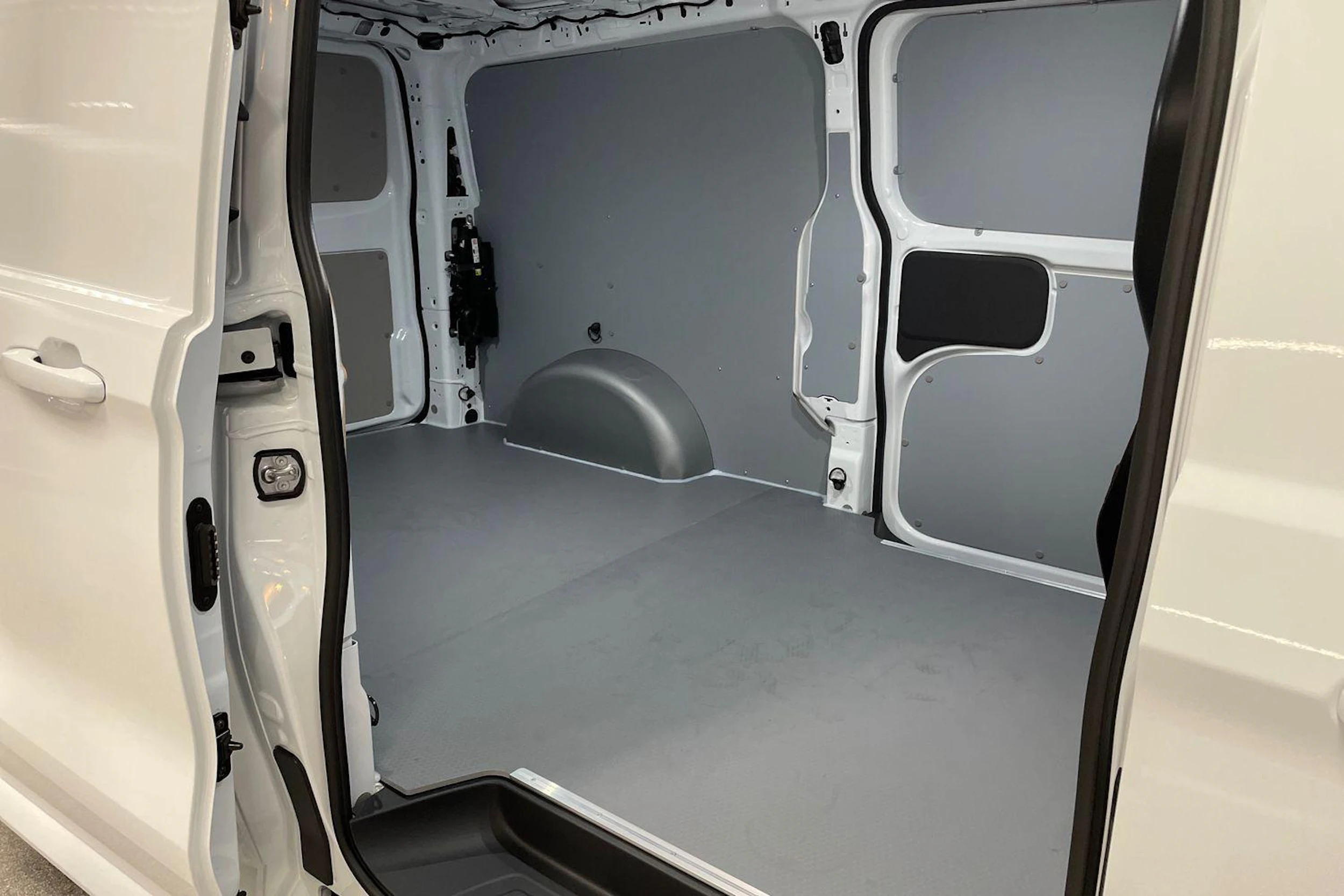 valkoinen Volkswagen Transporter 2026 kuva 11.