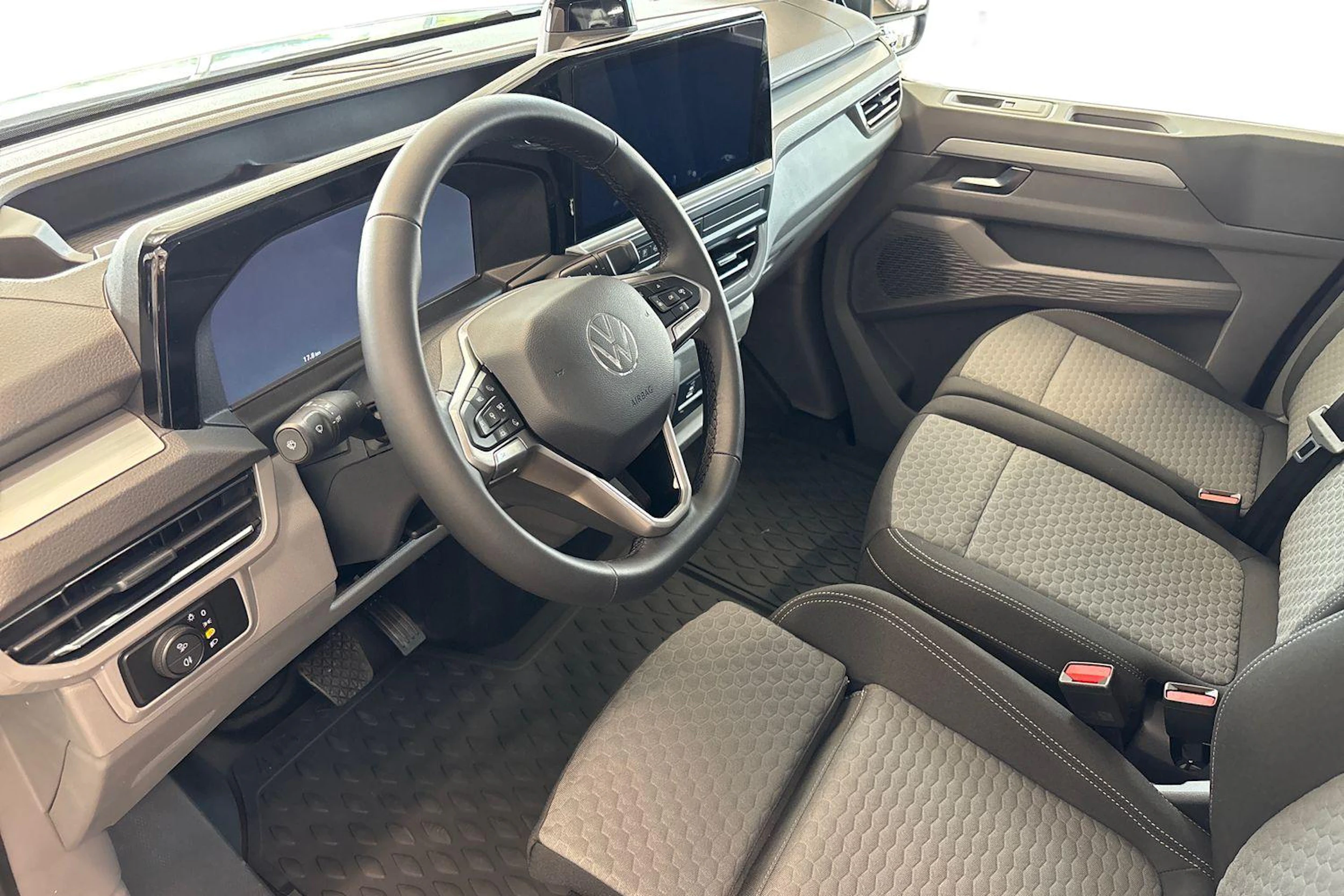 harmaa Volkswagen Transporter 2026 kuva 8.