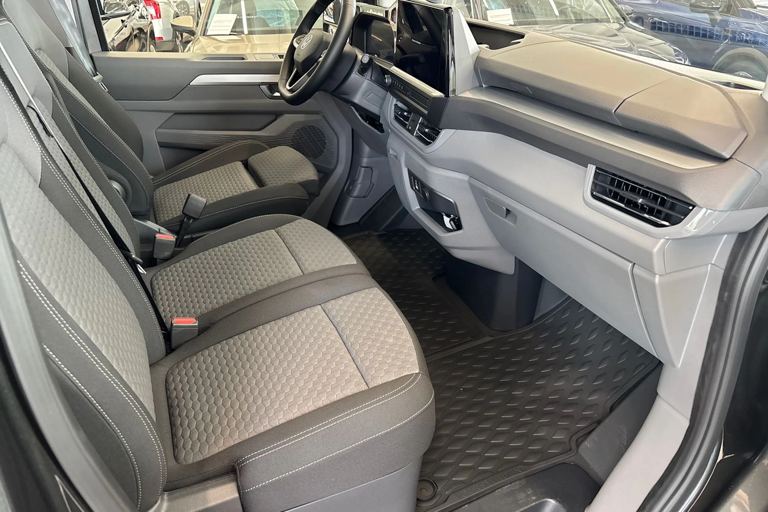 harmaa Volkswagen Transporter 2026 kuva 18.