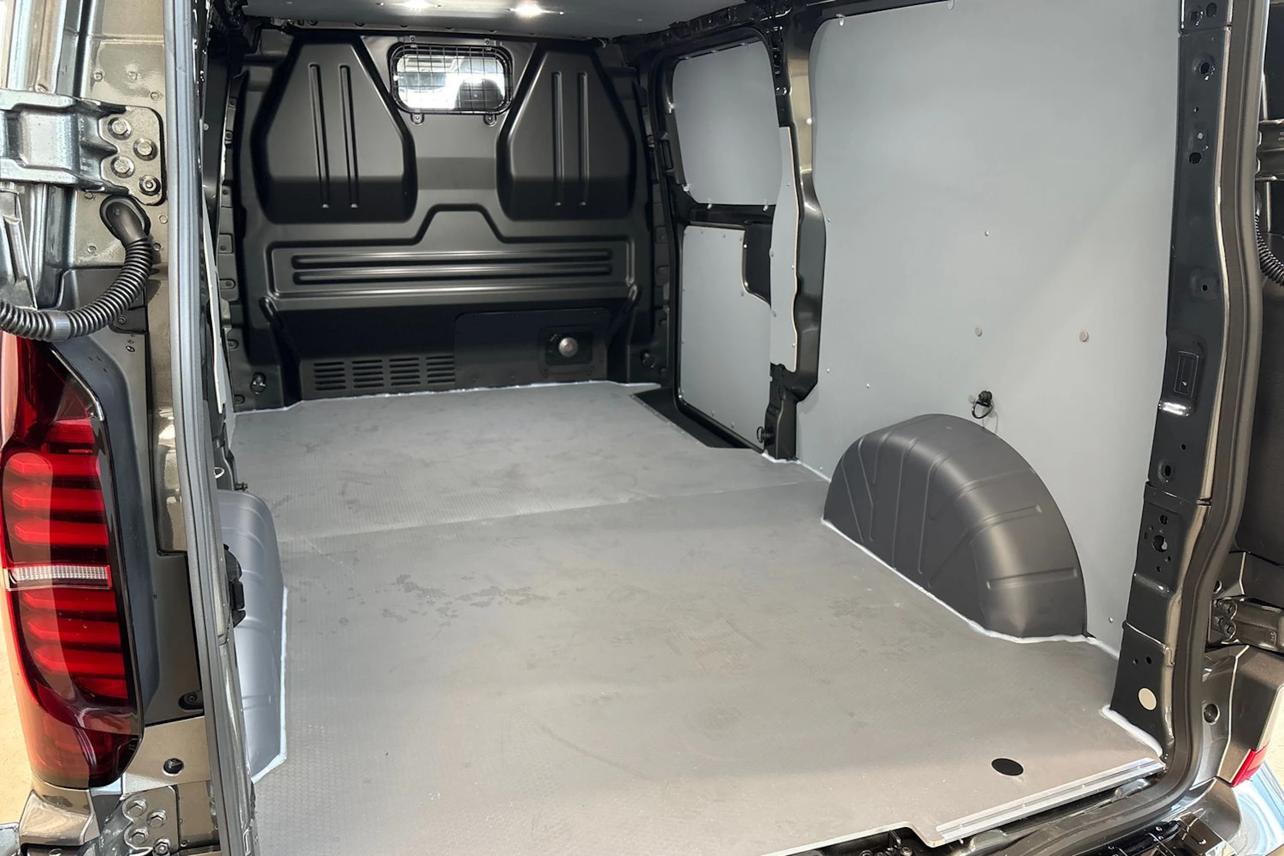 harmaa Volkswagen Transporter 2026 kuva 19.