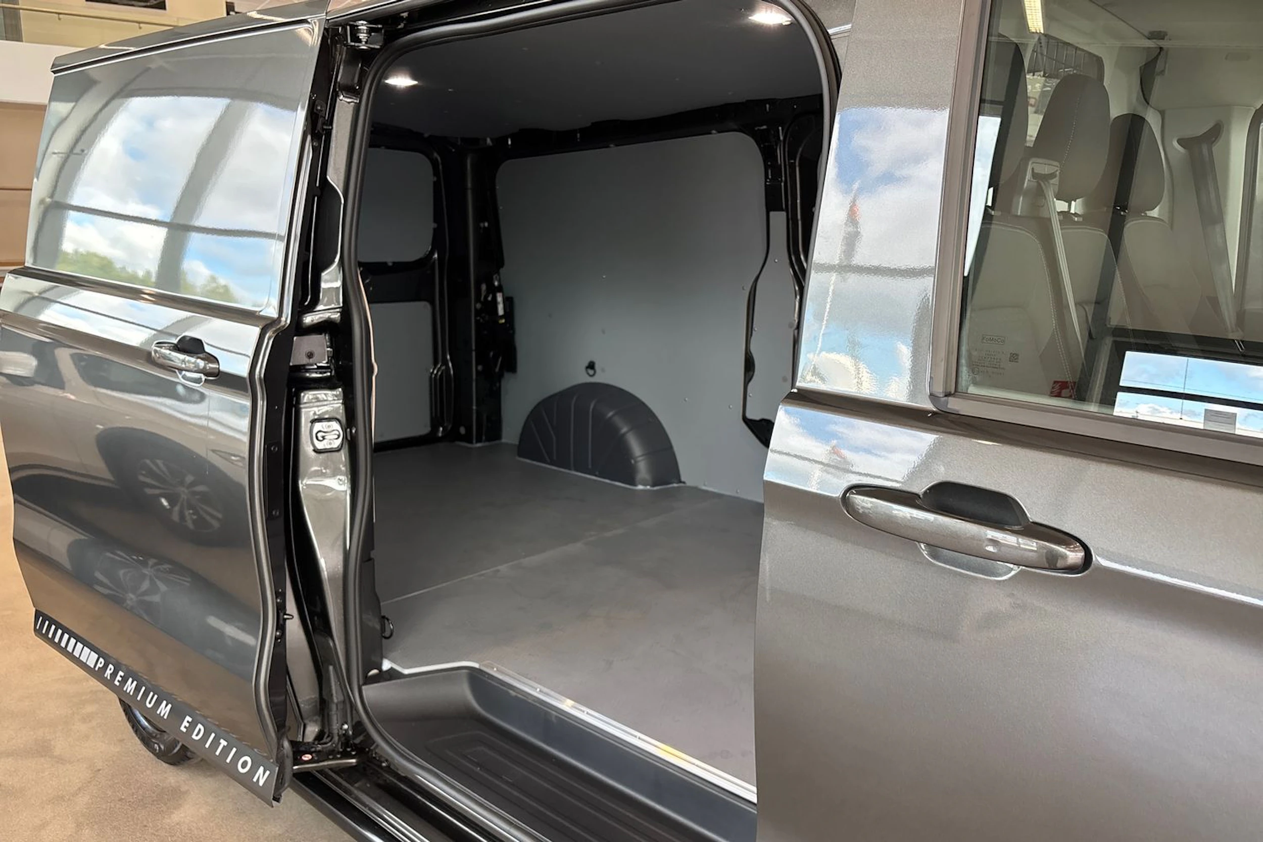 harmaa Volkswagen Transporter 2026 kuva 23.