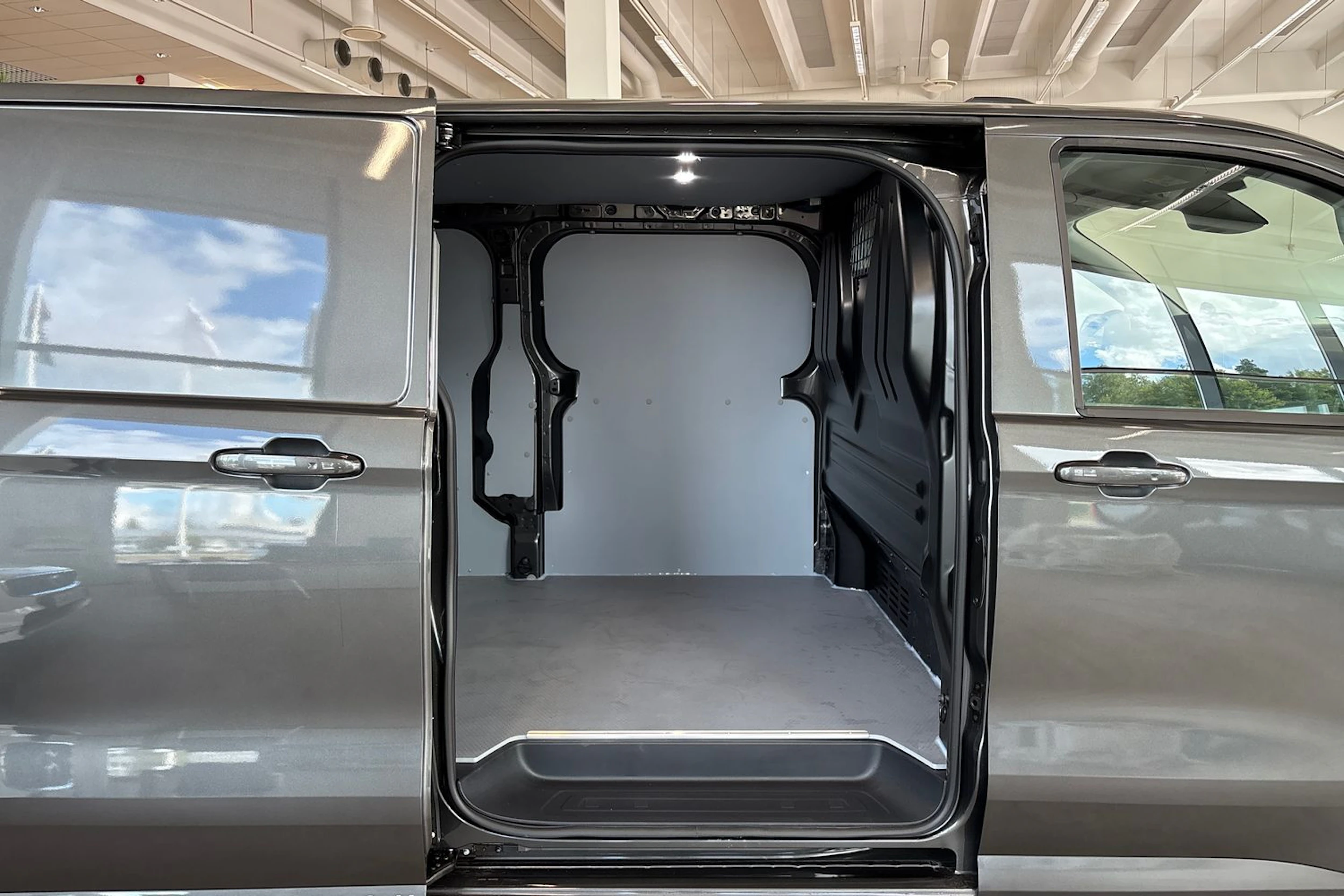 harmaa Volkswagen Transporter 2026 kuva 25.